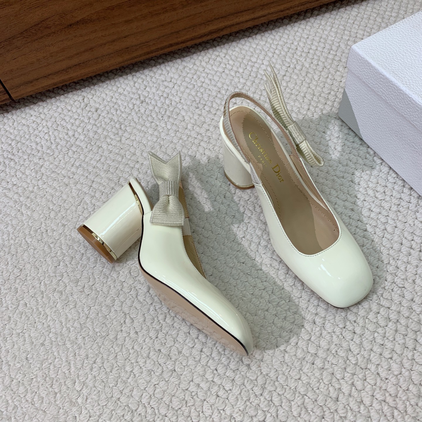 🔸D*or🔸粗跟玛丽珍单鞋。超美的脚踝扣上脚超仙，简约又不失甜美。材质：鞋面漆皮，羊皮内里及垫脚。真皮大