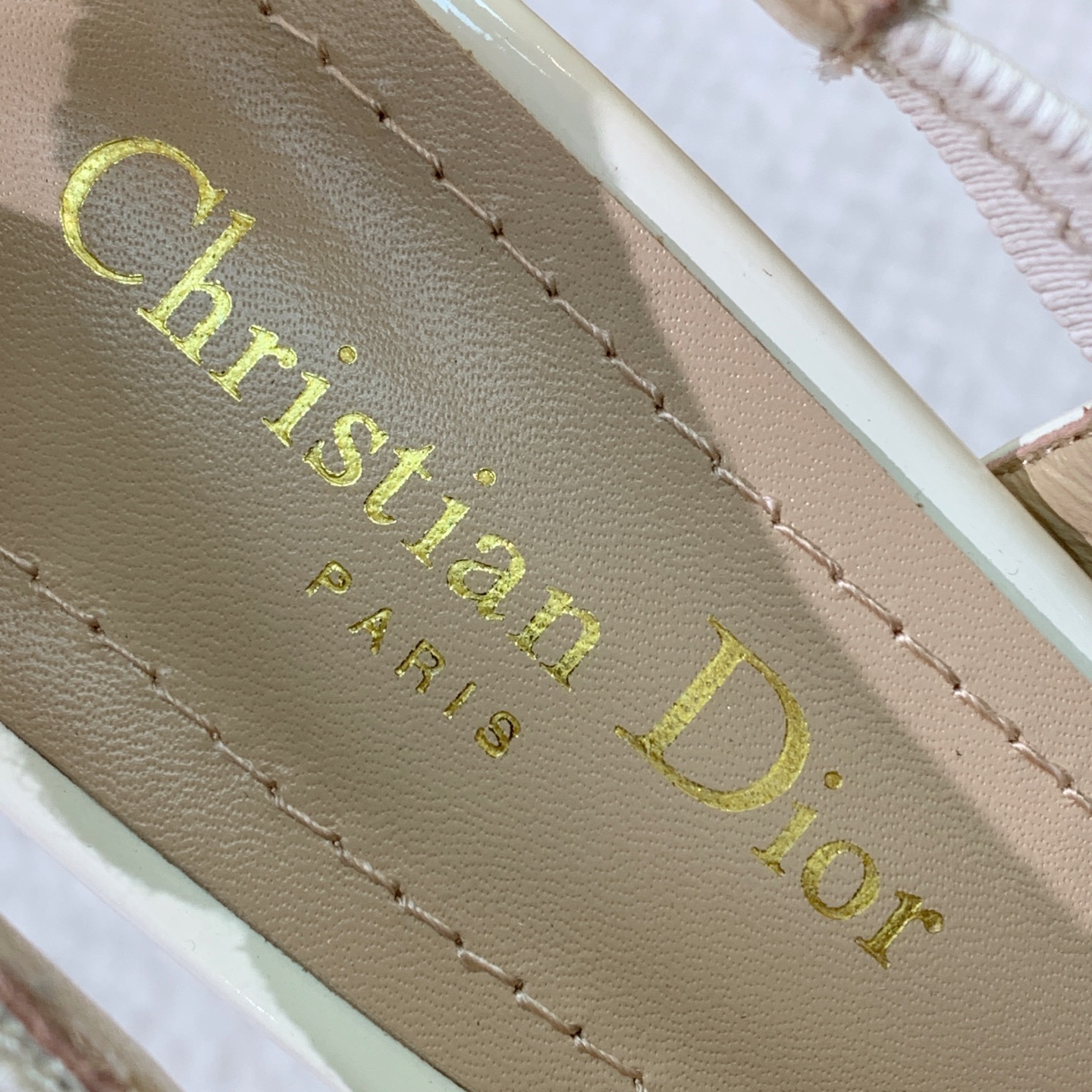 🔸D*or🔸粗跟玛丽珍单鞋。超美的脚踝扣上脚超仙，简约又不失甜美。材质：鞋面漆皮，羊皮内里及垫脚。真皮大