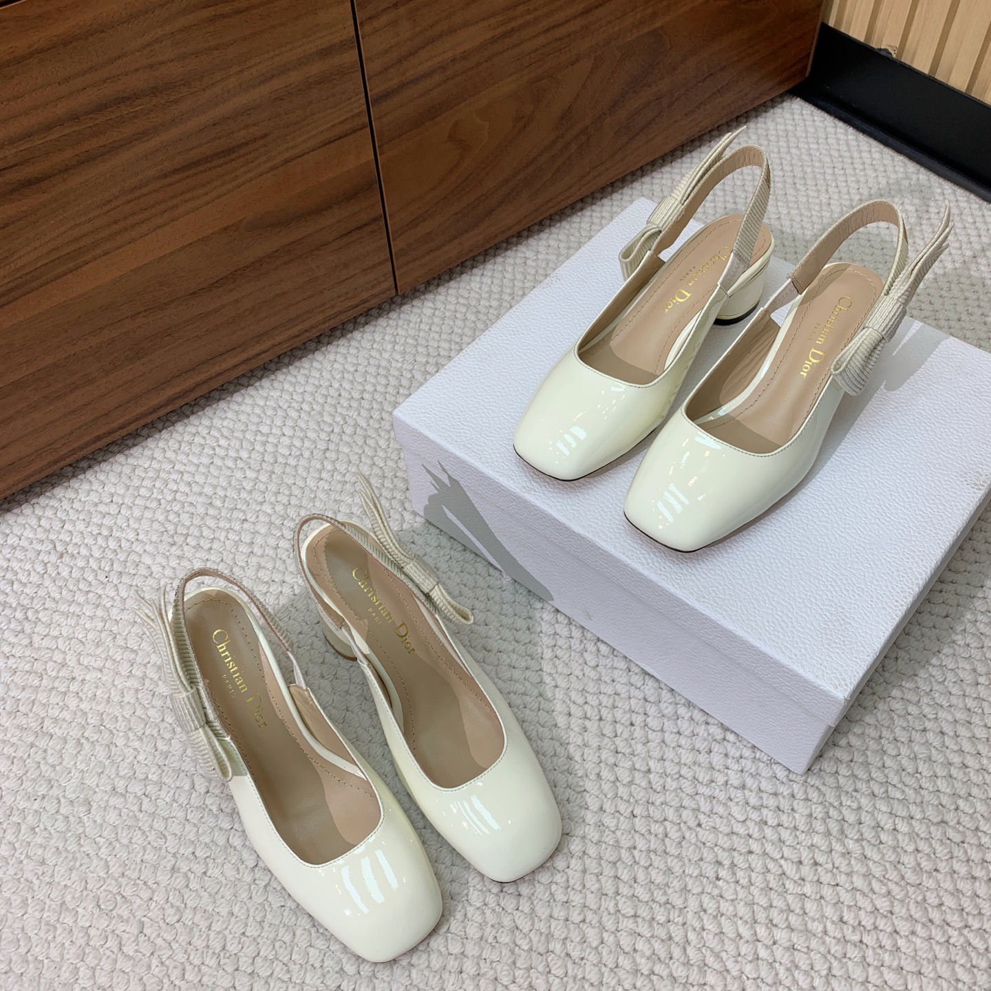 🔸D*or🔸粗跟玛丽珍单鞋。超美的脚踝扣上脚超仙，简约又不失甜美。材质：鞋面漆皮，羊皮内里及垫脚。真皮大