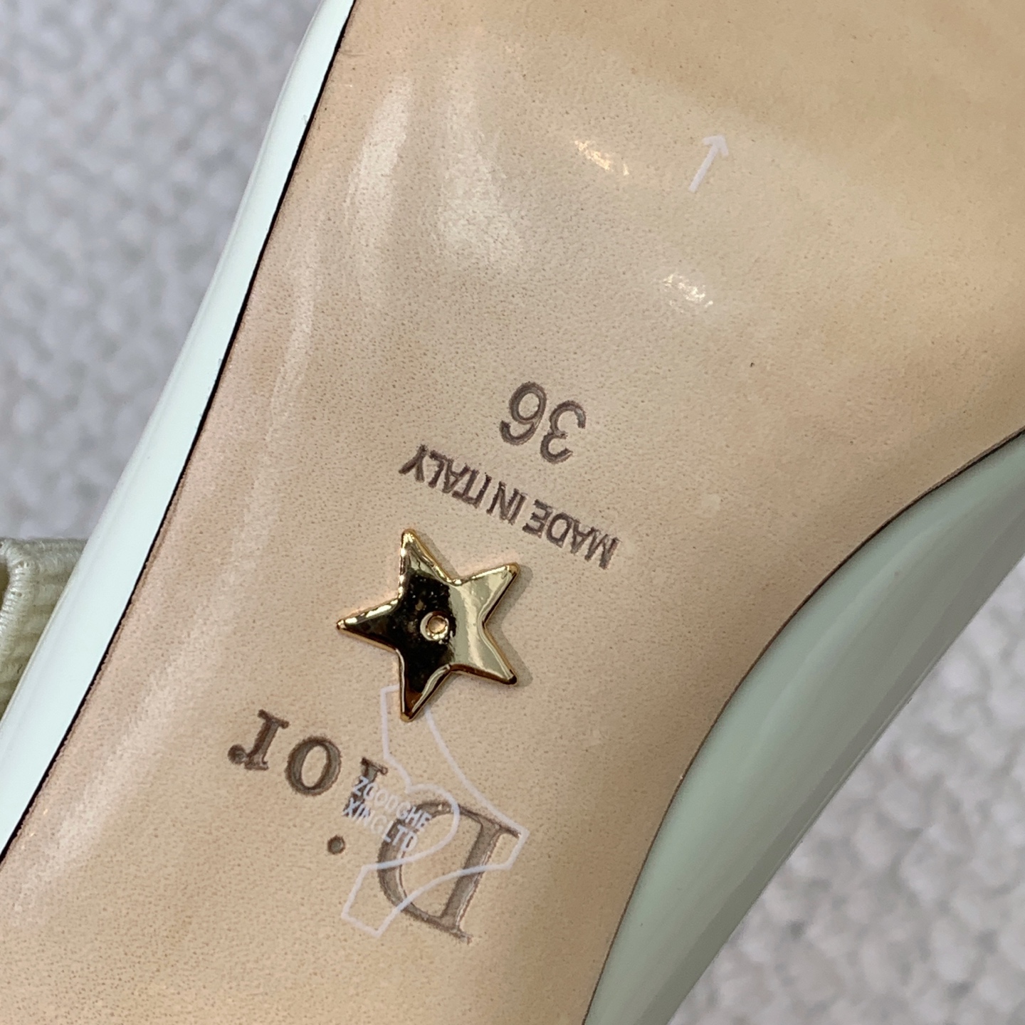 🔸D*or🔸粗跟玛丽珍单鞋。超美的脚踝扣上脚超仙，简约又不失甜美。材质：鞋面漆皮，羊皮内里及垫脚。真皮大