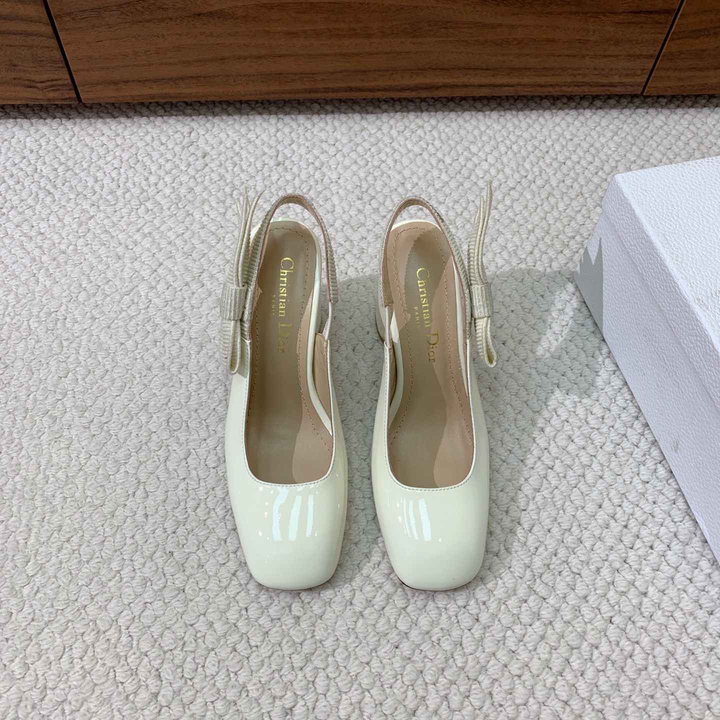 🔸D*or🔸粗跟玛丽珍单鞋。超美的脚踝扣上脚超仙，简约又不失甜美。材质：鞋面漆皮，羊皮内里及垫脚。真皮大