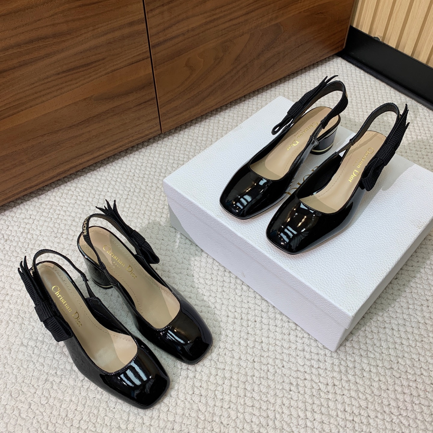 🔸D*or🔸粗跟玛丽珍单鞋。超美的脚踝扣上脚超仙，简约又不失甜美。材质：鞋面漆皮，羊皮内里及垫脚。真皮大