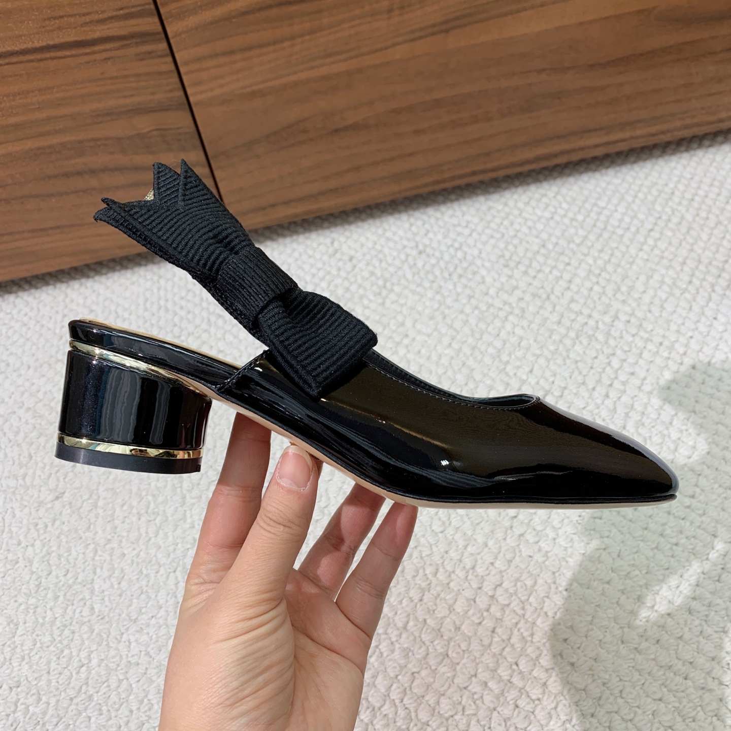 🔸D*or🔸粗跟玛丽珍单鞋。超美的脚踝扣上脚超仙，简约又不失甜美。材质：鞋面漆皮，羊皮内里及垫脚。真皮大