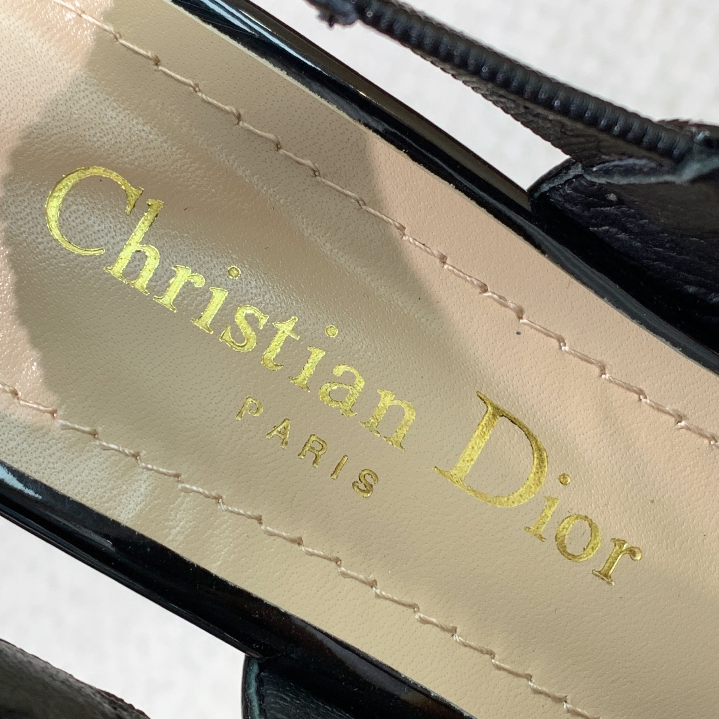 🔸D*or🔸粗跟玛丽珍单鞋。超美的脚踝扣上脚超仙，简约又不失甜美。材质：鞋面漆皮，羊皮内里及垫脚。真皮大