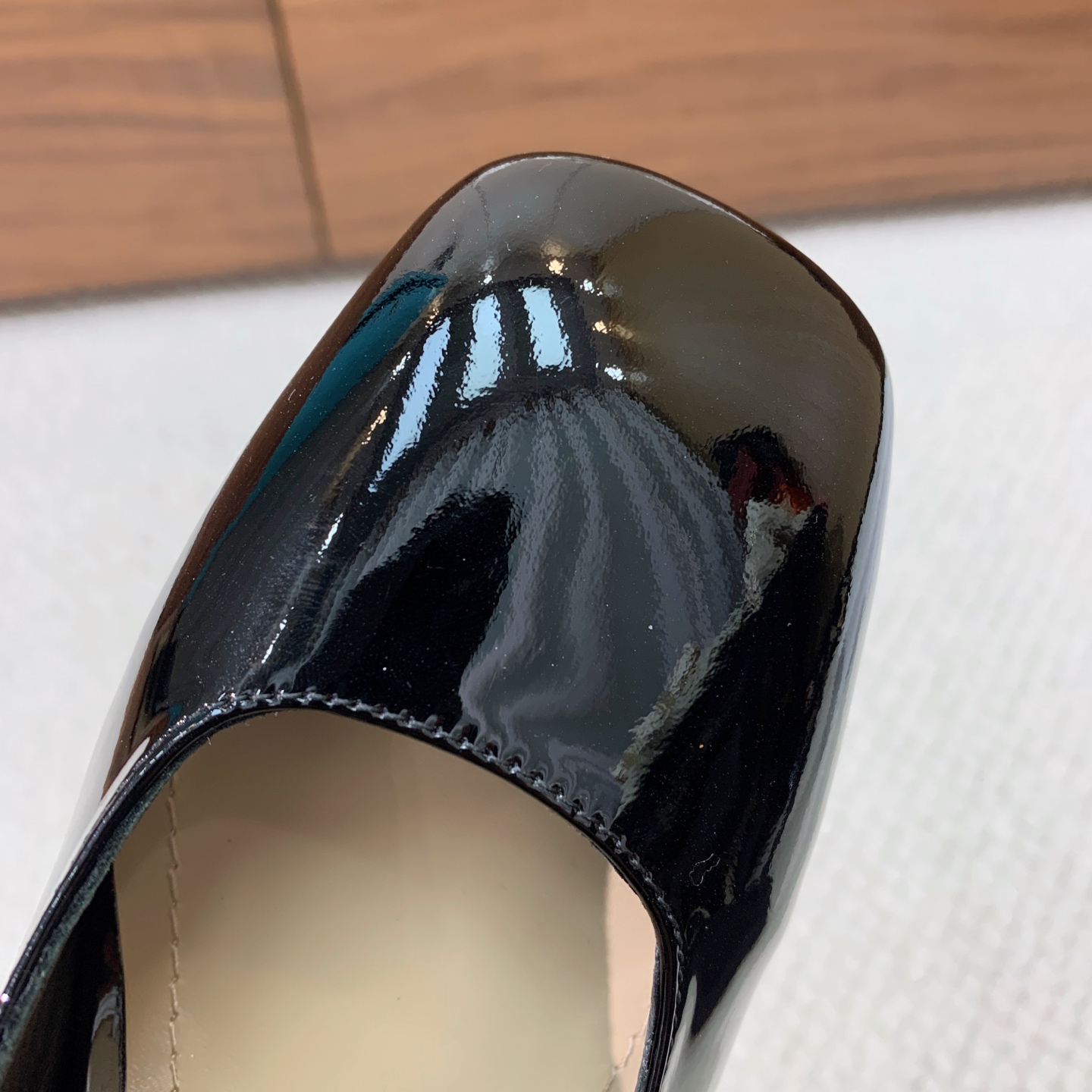 🔸D*or🔸粗跟玛丽珍单鞋。超美的脚踝扣上脚超仙，简约又不失甜美。材质：鞋面漆皮，羊皮内里及垫脚。真皮大