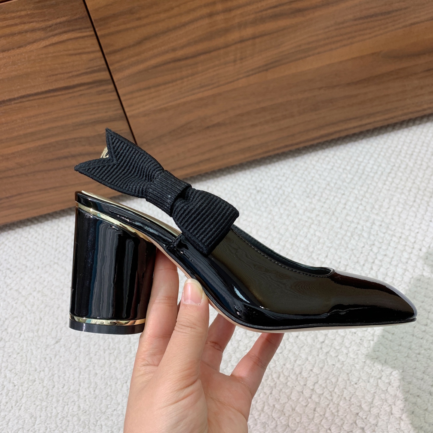 🔸D*or🔸粗跟玛丽珍单鞋。超美的脚踝扣上脚超仙，简约又不失甜美。材质：鞋面漆皮，羊皮内里及垫脚。真皮大