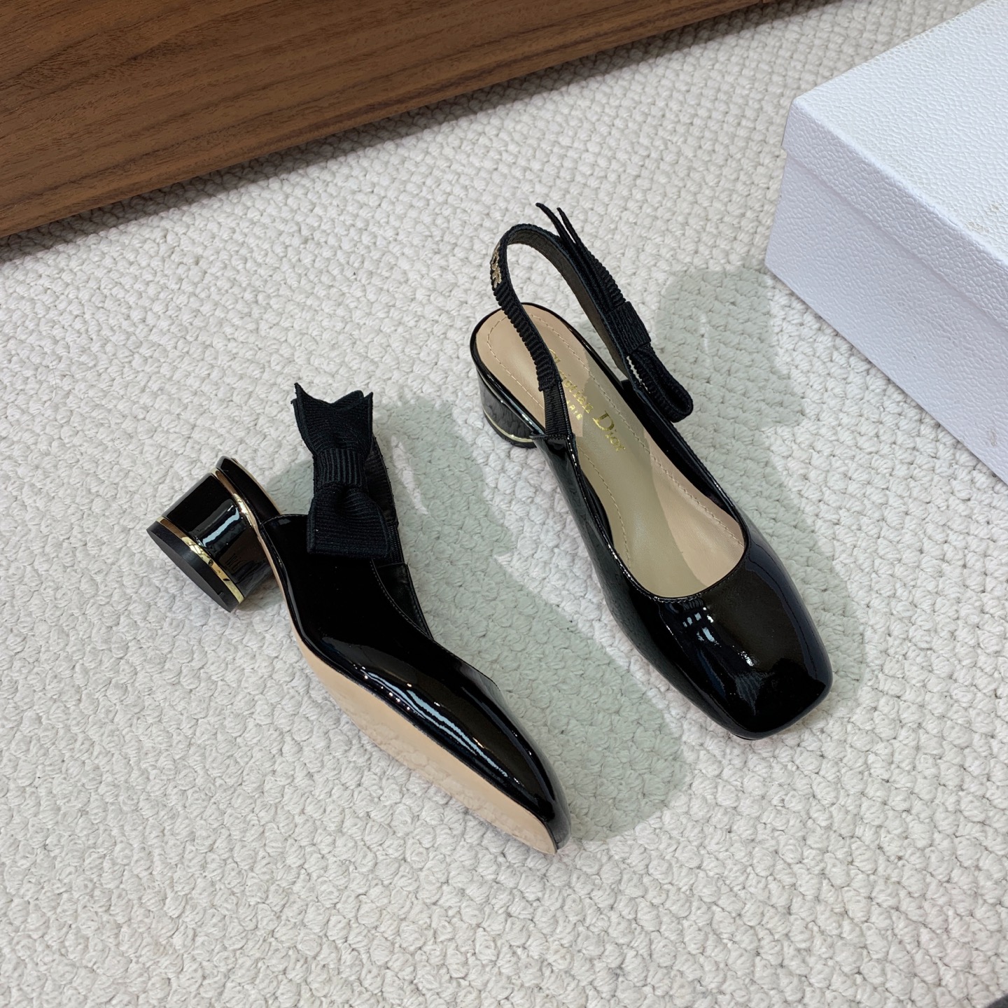 🔸D*or🔸粗跟玛丽珍单鞋。超美的脚踝扣上脚超仙，简约又不失甜美。材质：鞋面漆皮，羊皮内里及垫脚。真皮大