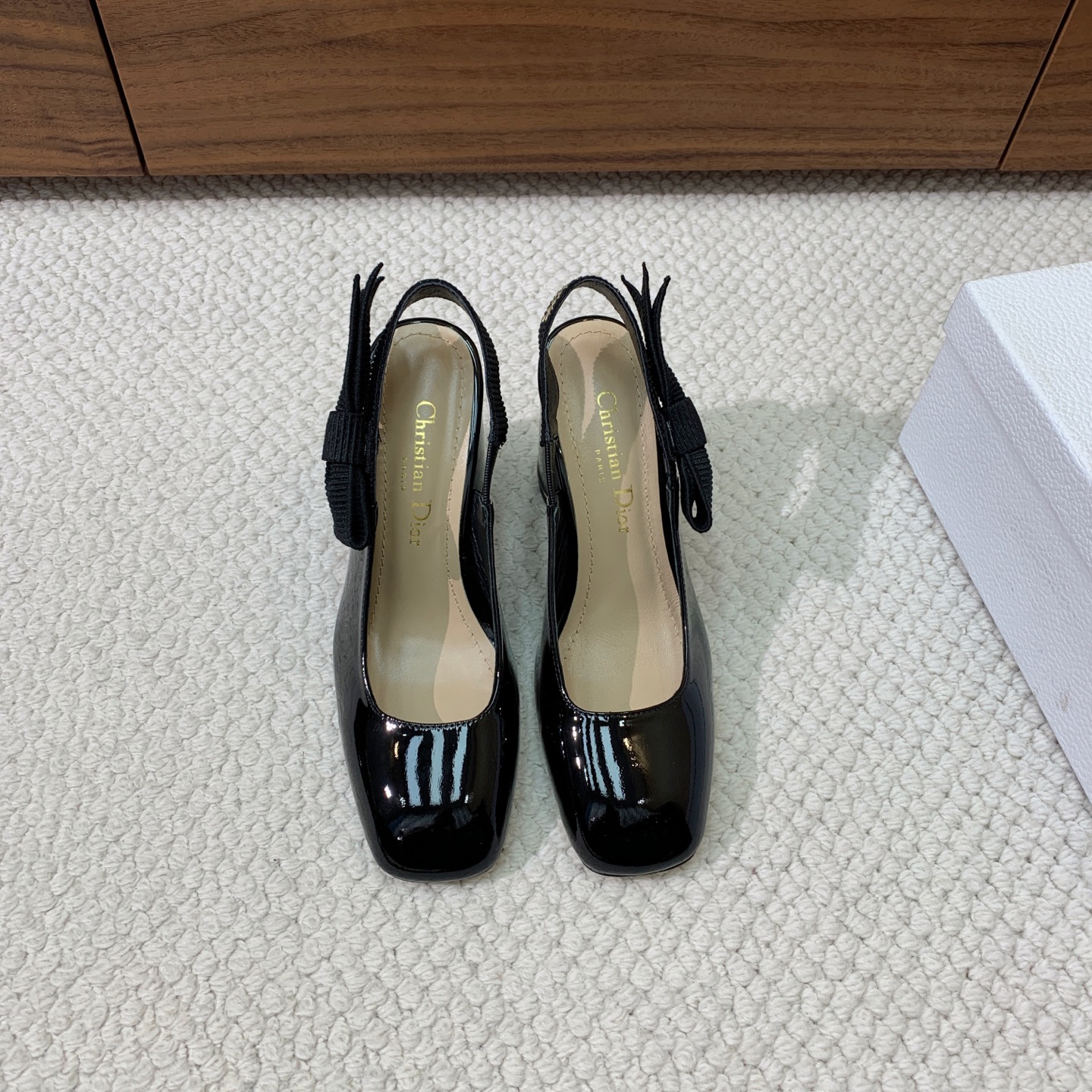 🔸D*or🔸粗跟玛丽珍单鞋。超美的脚踝扣上脚超仙，简约又不失甜美。材质：鞋面漆皮，羊皮内里及垫脚。真皮大