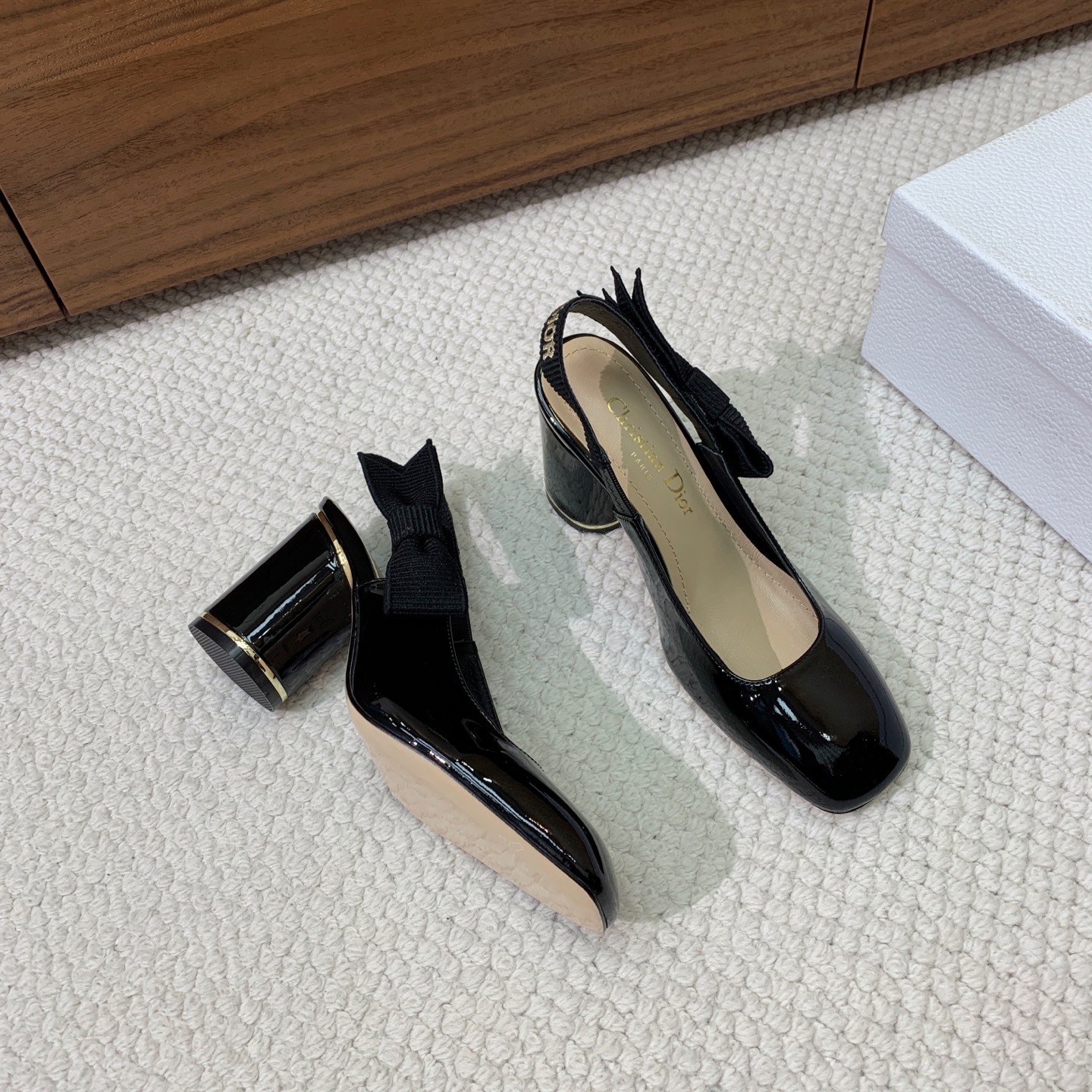 🔸D*or🔸粗跟玛丽珍单鞋。超美的脚踝扣上脚超仙，简约又不失甜美。材质：鞋面漆皮，羊皮内里及垫脚。真皮大