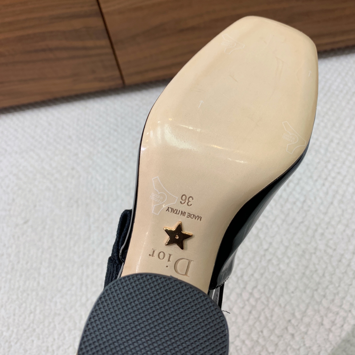 🔸D*or🔸粗跟玛丽珍单鞋。超美的脚踝扣上脚超仙，简约又不失甜美。材质：鞋面漆皮，羊皮内里及垫脚。真皮大