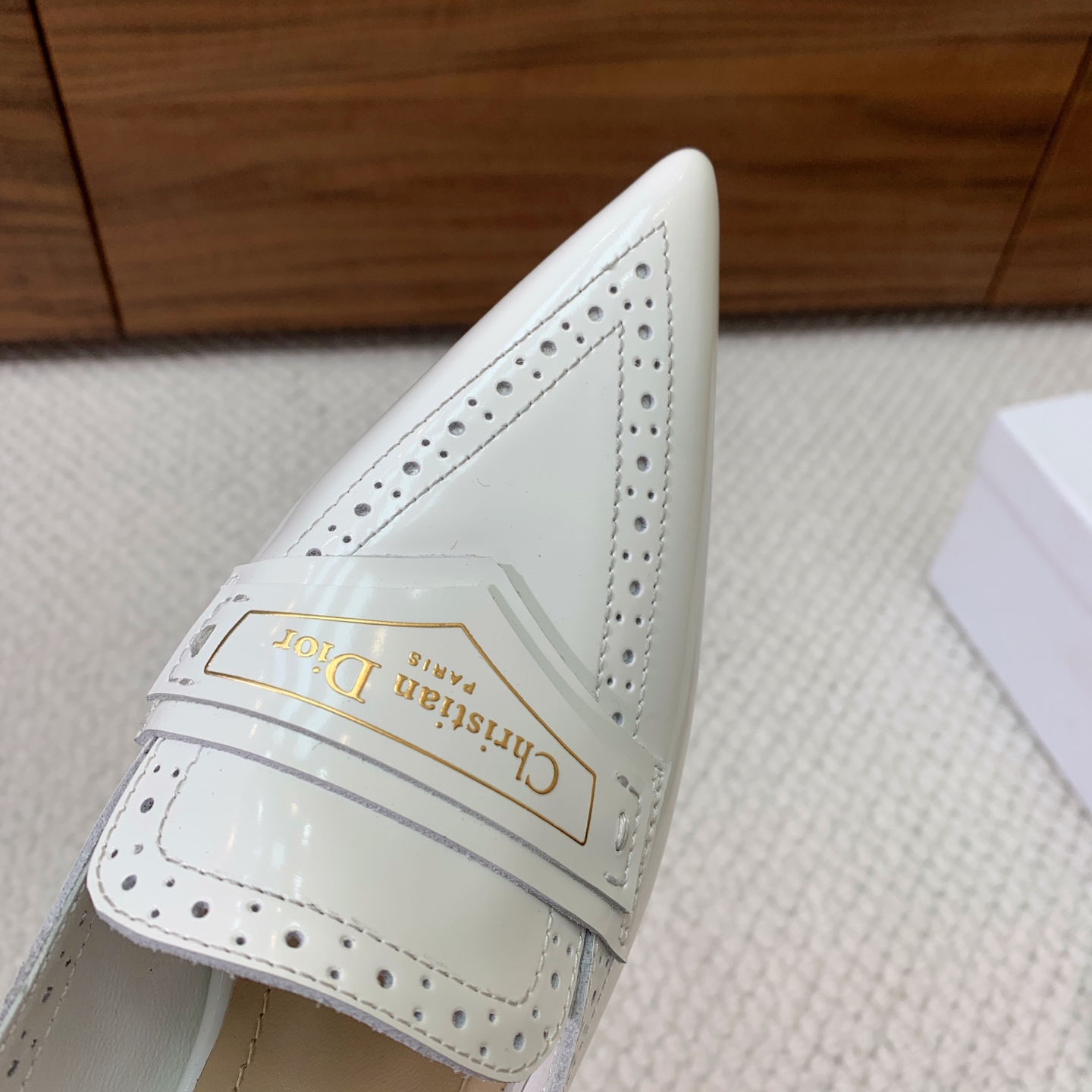 🔸D*or🔸镂空雕花包头凉鞋。超美的脚踝扣上脚超仙儿，尖头设计巨拉长腿型。材质：鞋面原版开边珠，羊皮内里