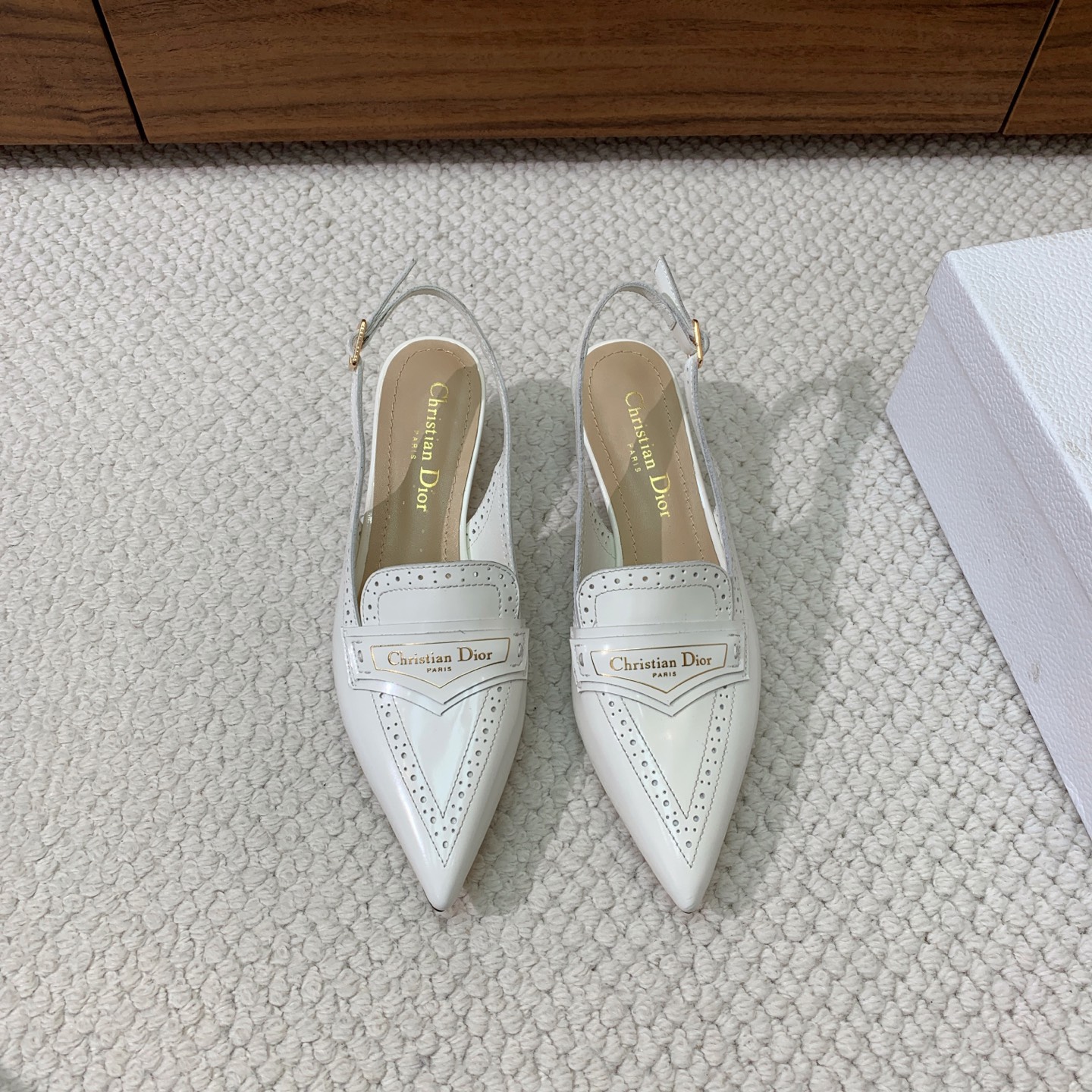 🔸D*or🔸镂空雕花包头凉鞋。超美的脚踝扣上脚超仙儿，尖头设计巨拉长腿型。材质：鞋面原版开边珠，羊皮内里