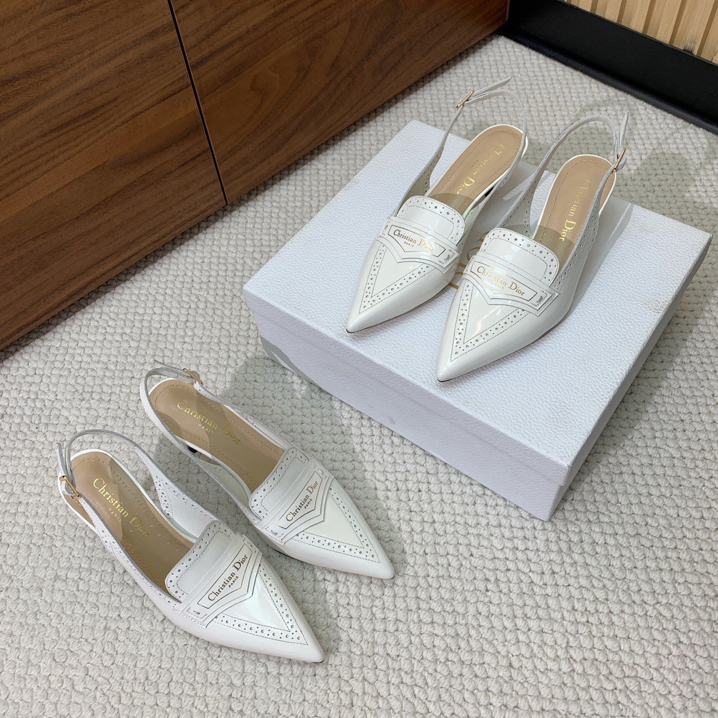 🔸D*or🔸镂空雕花包头凉鞋。超美的脚踝扣上脚超仙儿，尖头设计巨拉长腿型。材质：鞋面原版开边珠，羊皮内里