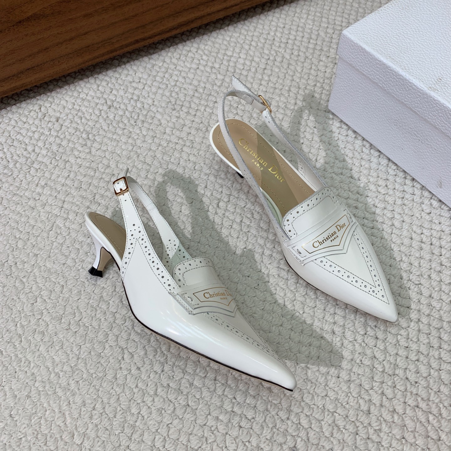 🔸D*or🔸镂空雕花包头凉鞋。超美的脚踝扣上脚超仙儿，尖头设计巨拉长腿型。材质：鞋面原版开边珠，羊皮内里