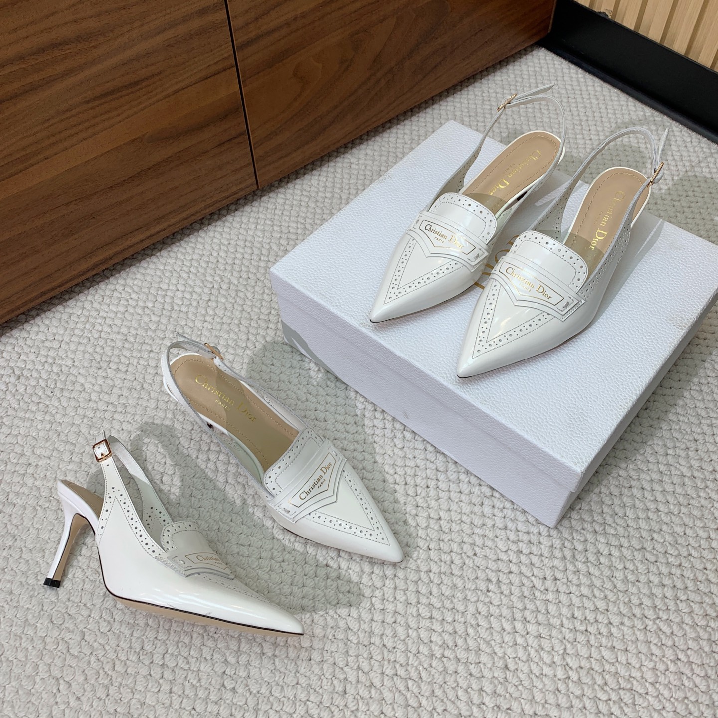 🔸D*or🔸镂空雕花包头凉鞋。超美的脚踝扣上脚超仙儿，尖头设计巨拉长腿型。材质：鞋面原版开边珠，羊皮内里