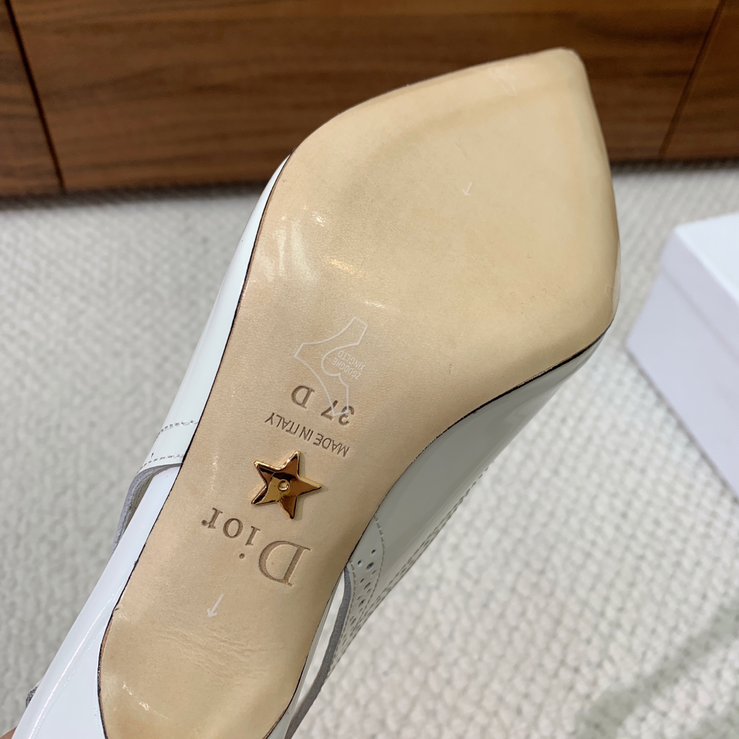 🔸D*or🔸镂空雕花包头凉鞋。超美的脚踝扣上脚超仙儿，尖头设计巨拉长腿型。材质：鞋面原版开边珠，羊皮内里