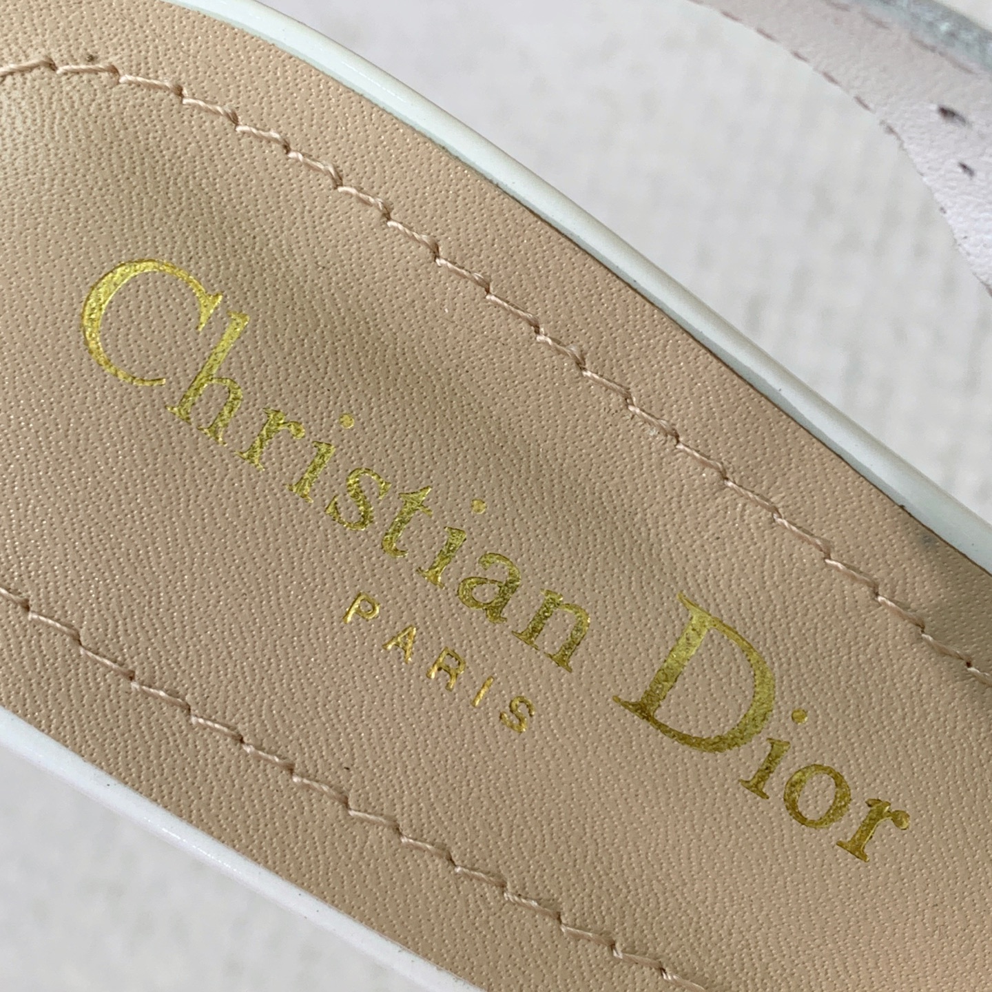 🔸D*or🔸镂空雕花包头凉鞋。超美的脚踝扣上脚超仙儿，尖头设计巨拉长腿型。材质：鞋面原版开边珠，羊皮内里