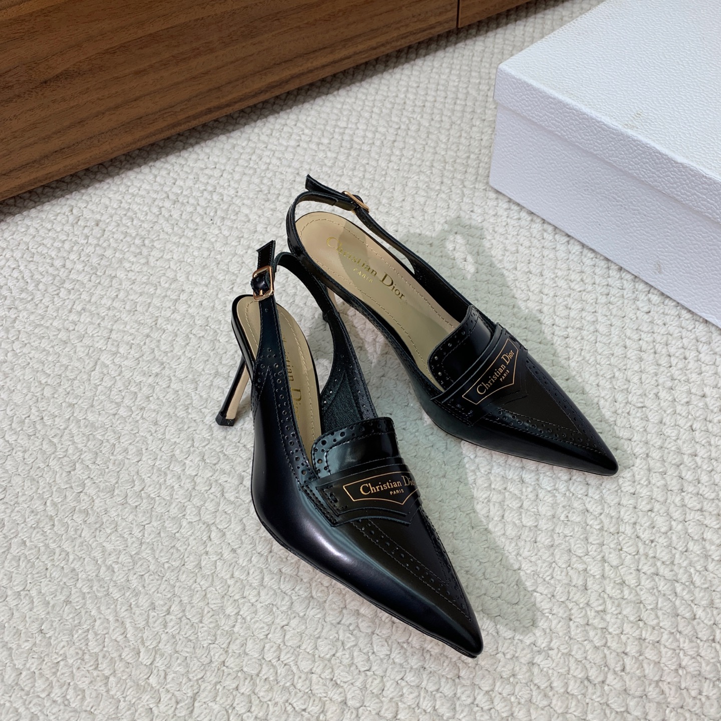 🔸D*or🔸镂空雕花包头凉鞋。超美的脚踝扣上脚超仙儿，尖头设计巨拉长腿型。材质：鞋面原版开边珠，羊皮内里