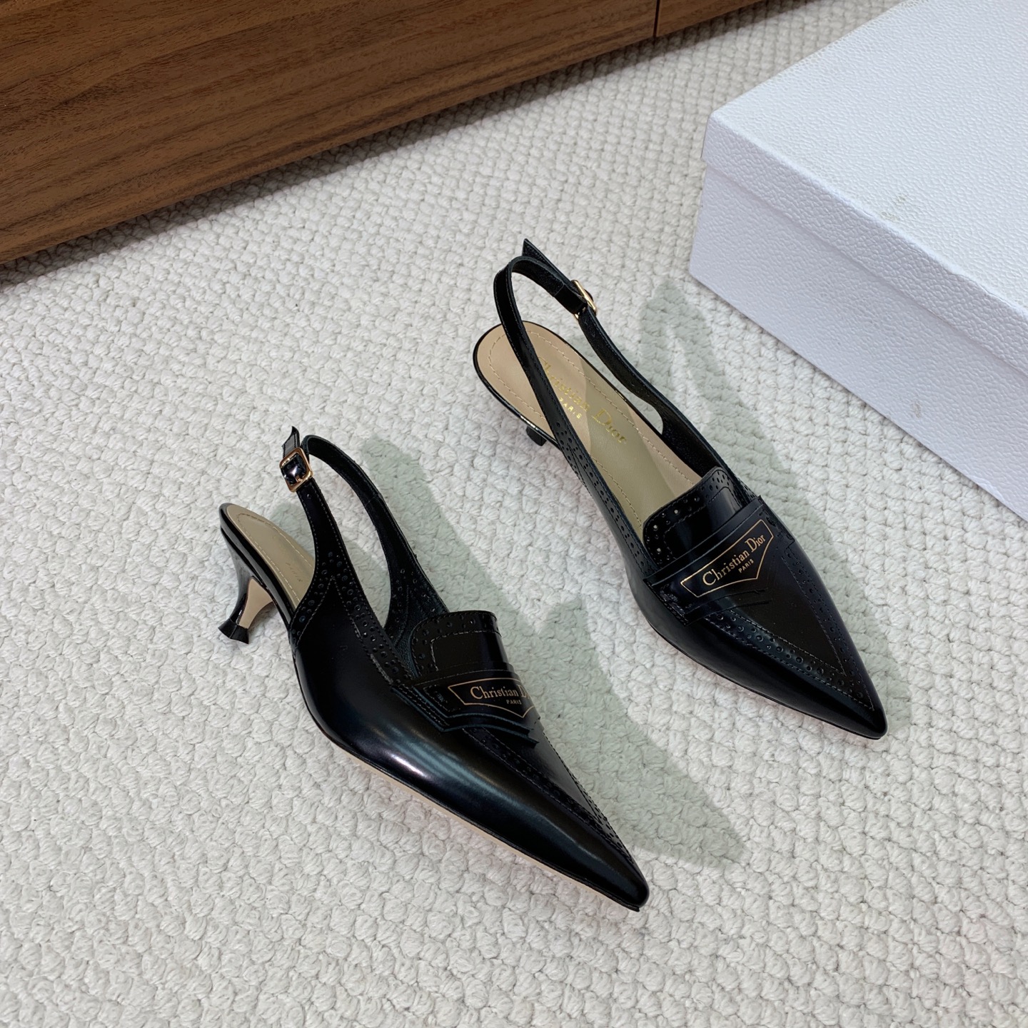 🔸D*or🔸镂空雕花包头凉鞋。超美的脚踝扣上脚超仙儿，尖头设计巨拉长腿型。材质：鞋面原版开边珠，羊皮内里