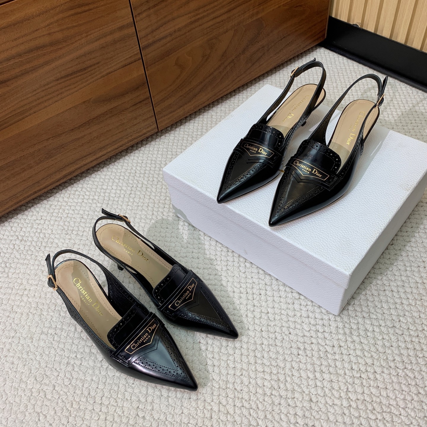 NO:261523,D*or hollow carved sandals. Super beautiful ankle buckle and super fairy, pointed toe design, huge stretched legs. Material upper is made of original beads, sheepskin inner lining and footrest. Leather sole. There are 3.5cm and 8.5cm2 options. Size 35-42 (40, 41, 42 custom-made, no return or exchange) batch, high heels, sandals, high heels, sheepskin, Leather soles19860909D*or镂空雕花包头凉鞋.超美的脚踝扣上脚超仙儿,尖头设计巨拉长腿型. 材质鞋面原版开边珠,羊皮内里及垫脚.真皮大底.有3.5cm和8.5cm2种选择 码数35-42（40、41、42定制不退换） 批,高跟鞋,sandals,high heels,sheepskin,Leather soles,Women's Shoes