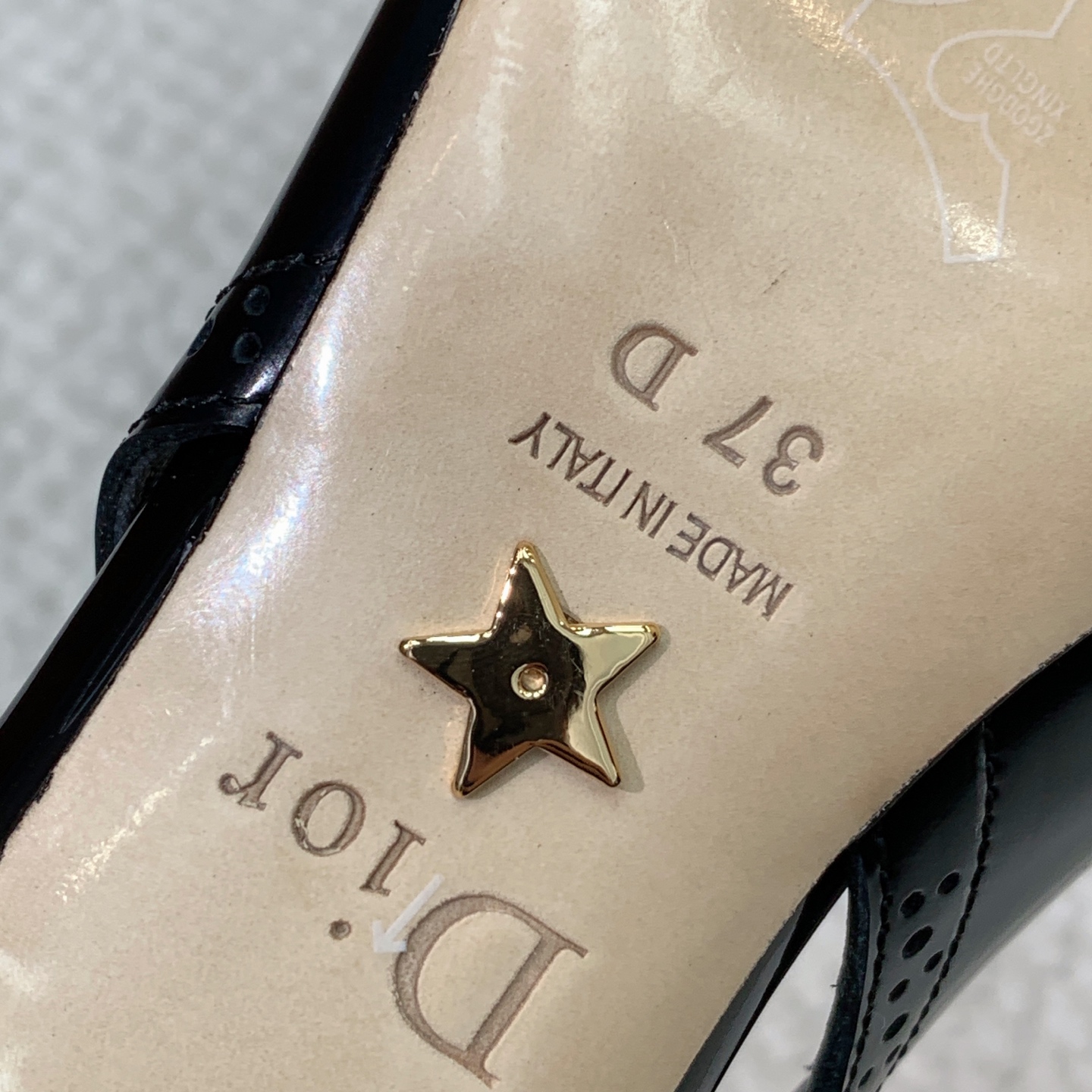 🔸D*or🔸镂空雕花包头凉鞋。超美的脚踝扣上脚超仙儿，尖头设计巨拉长腿型。材质：鞋面原版开边珠，羊皮内里