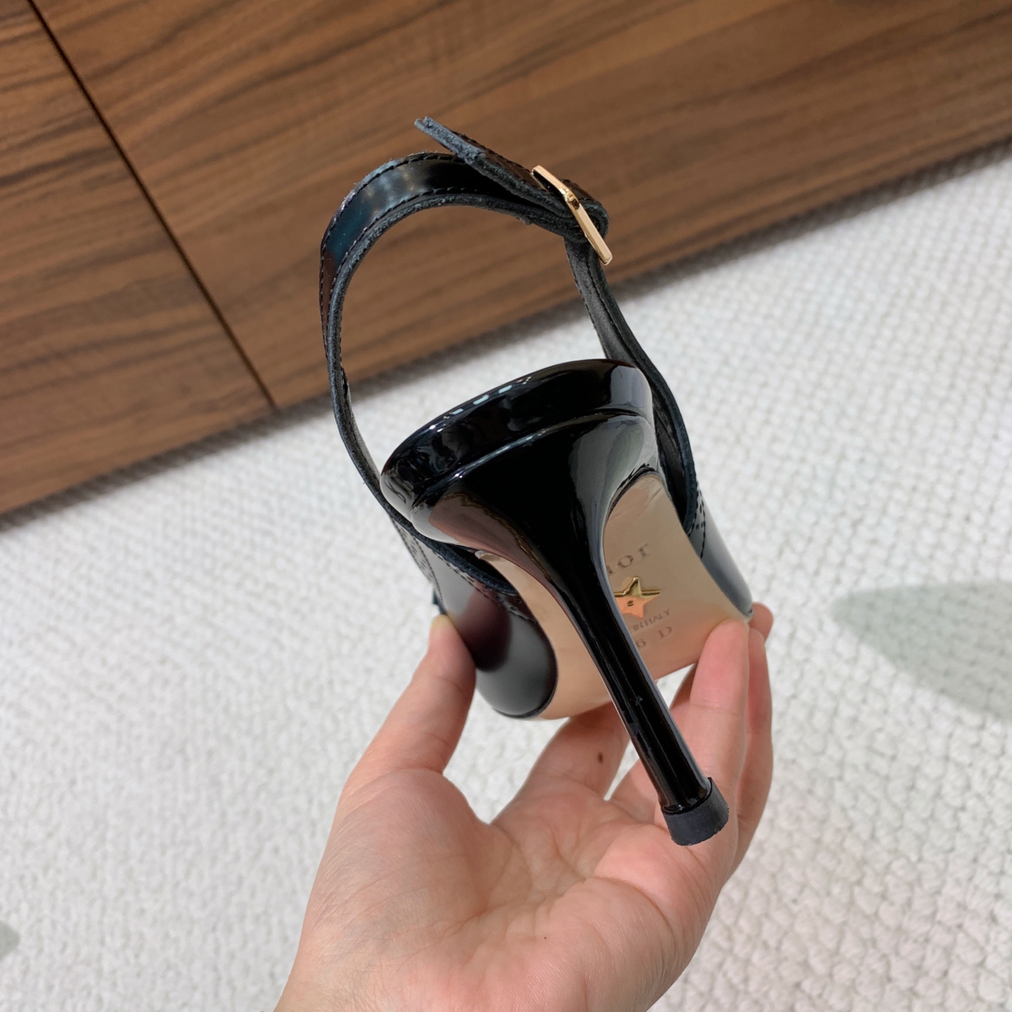 🔸D*or🔸镂空雕花包头凉鞋。超美的脚踝扣上脚超仙儿，尖头设计巨拉长腿型。材质：鞋面原版开边珠，羊皮内里