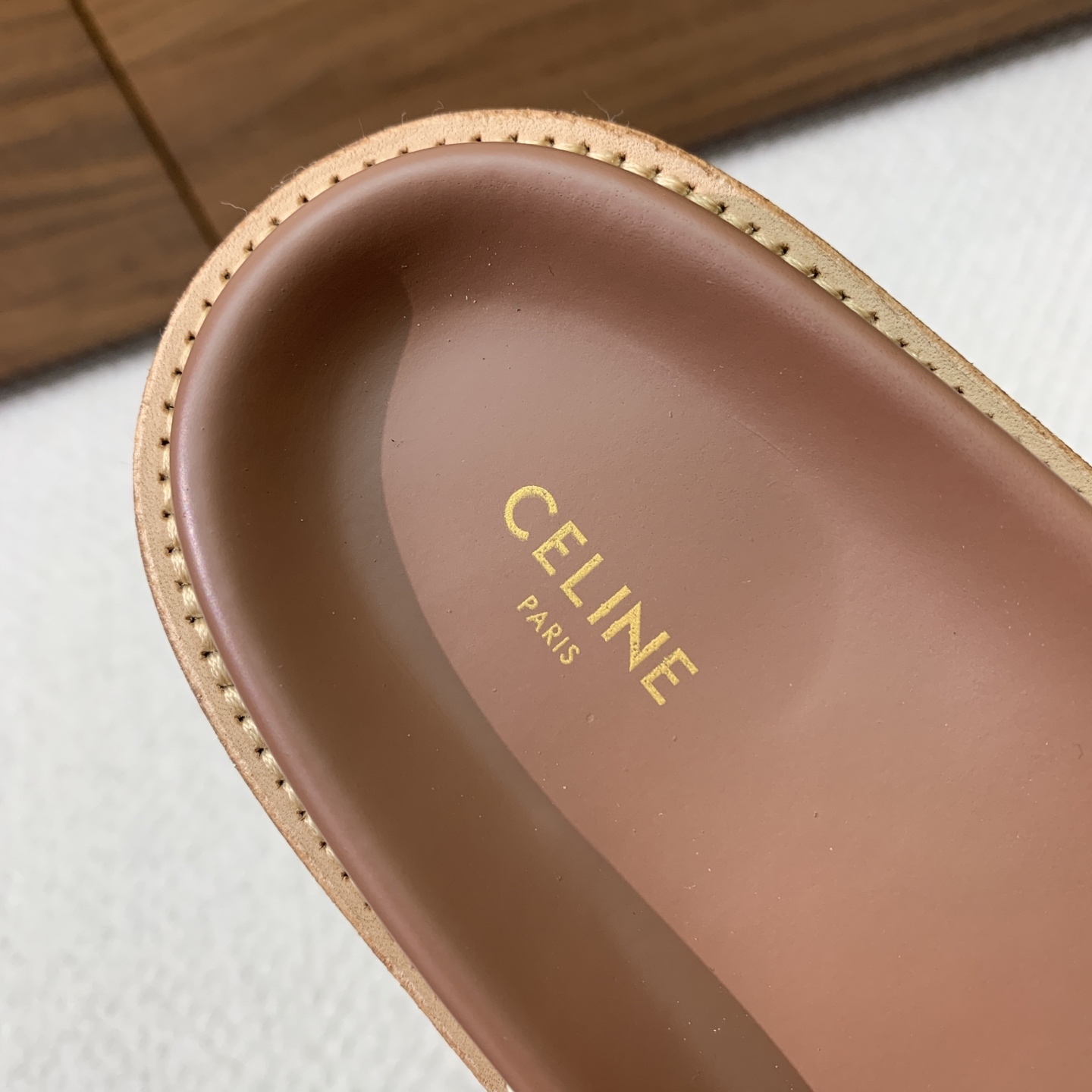 🔸CELI*E🔸春夏英伦风平底微标拖鞋。简约大气。耐看不过时，复古的英伦风格，让你穿出不一样的气质。面料