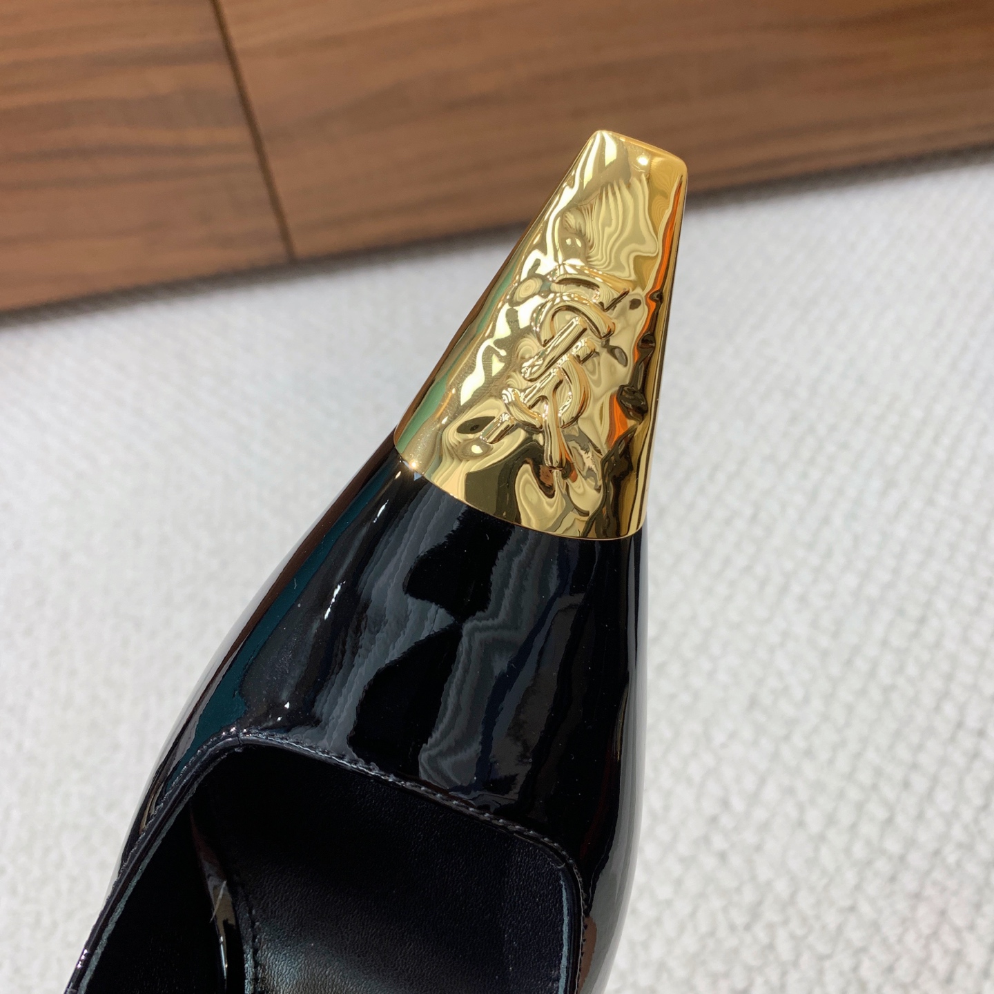 🔸SAINT LAUREN*🔸大热全新金色方头高跟单鞋。经典Cassander复古LOGO搭配野性自由高