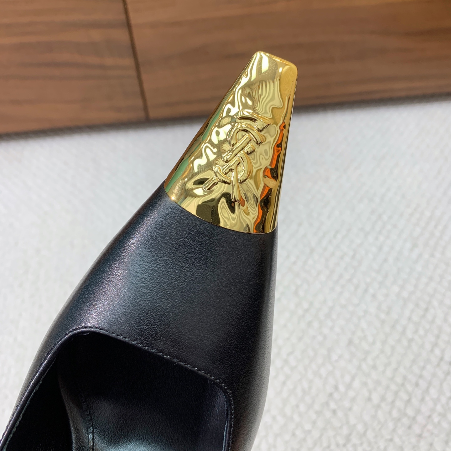 🔸SAINT LAUREN*🔸大热全新金色方头高跟单鞋。经典Cassander复古LOGO搭配野性自由高