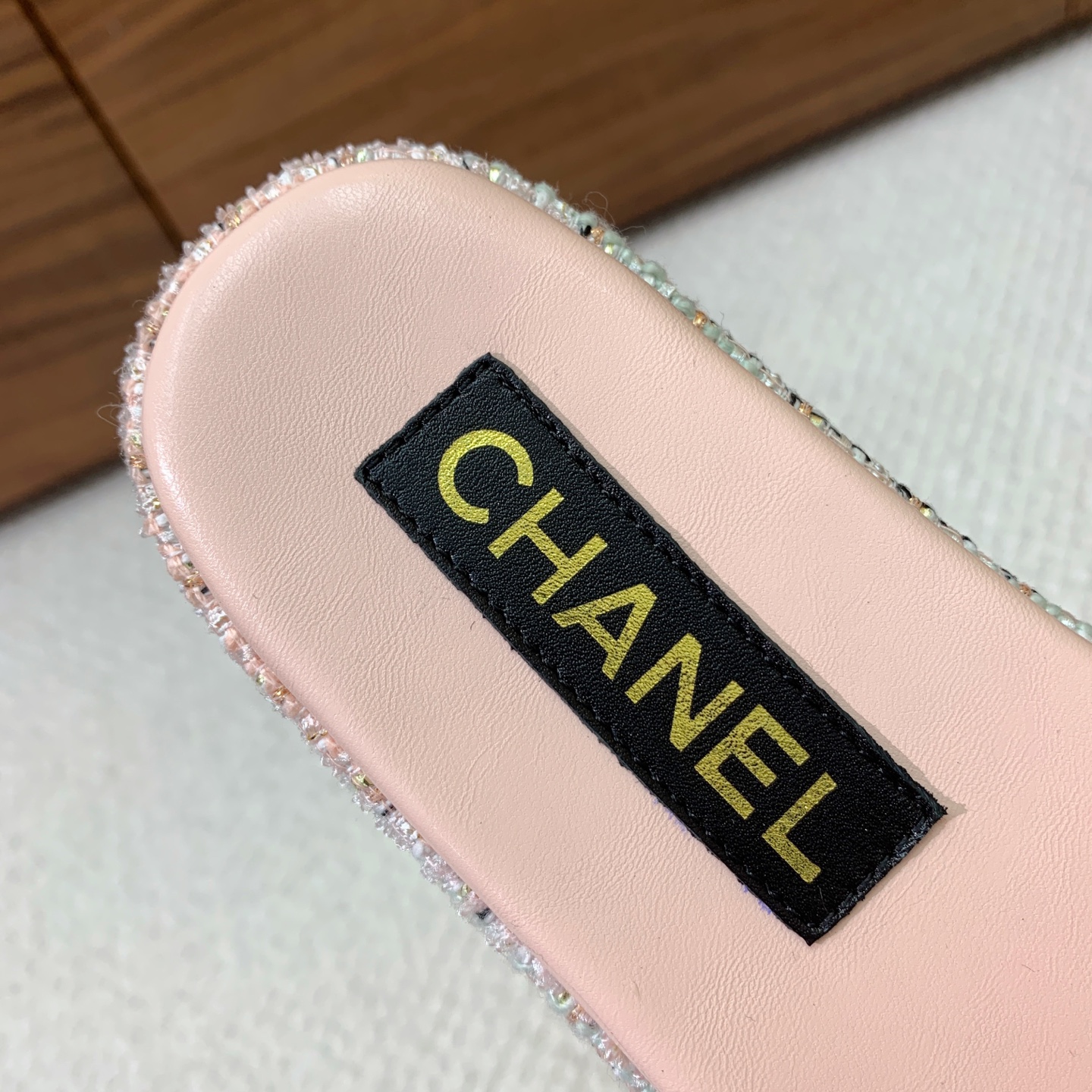 🔸Chan*l🔸千鸟格毛呢厚底拖鞋。这款超适合想要显高腿细的宝宝，是明目张胆的小心机。这个夏天一定要安排