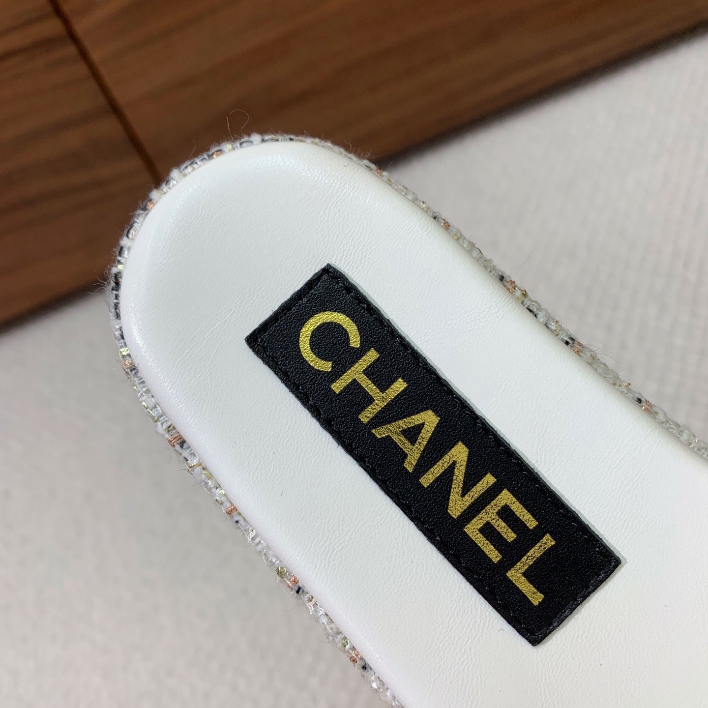 🔸Chan*l🔸千鸟格毛呢厚底拖鞋。这款超适合想要显高腿细的宝宝，是明目张胆的小心机。这个夏天一定要安排