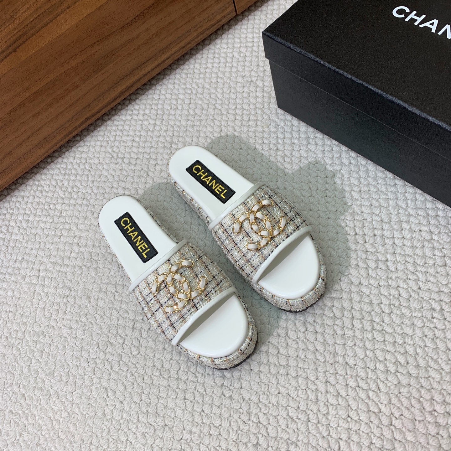 🔸Chan*l🔸千鸟格毛呢厚底拖鞋。这款超适合想要显高腿细的宝宝，是明目张胆的小心机。这个夏天一定要安排