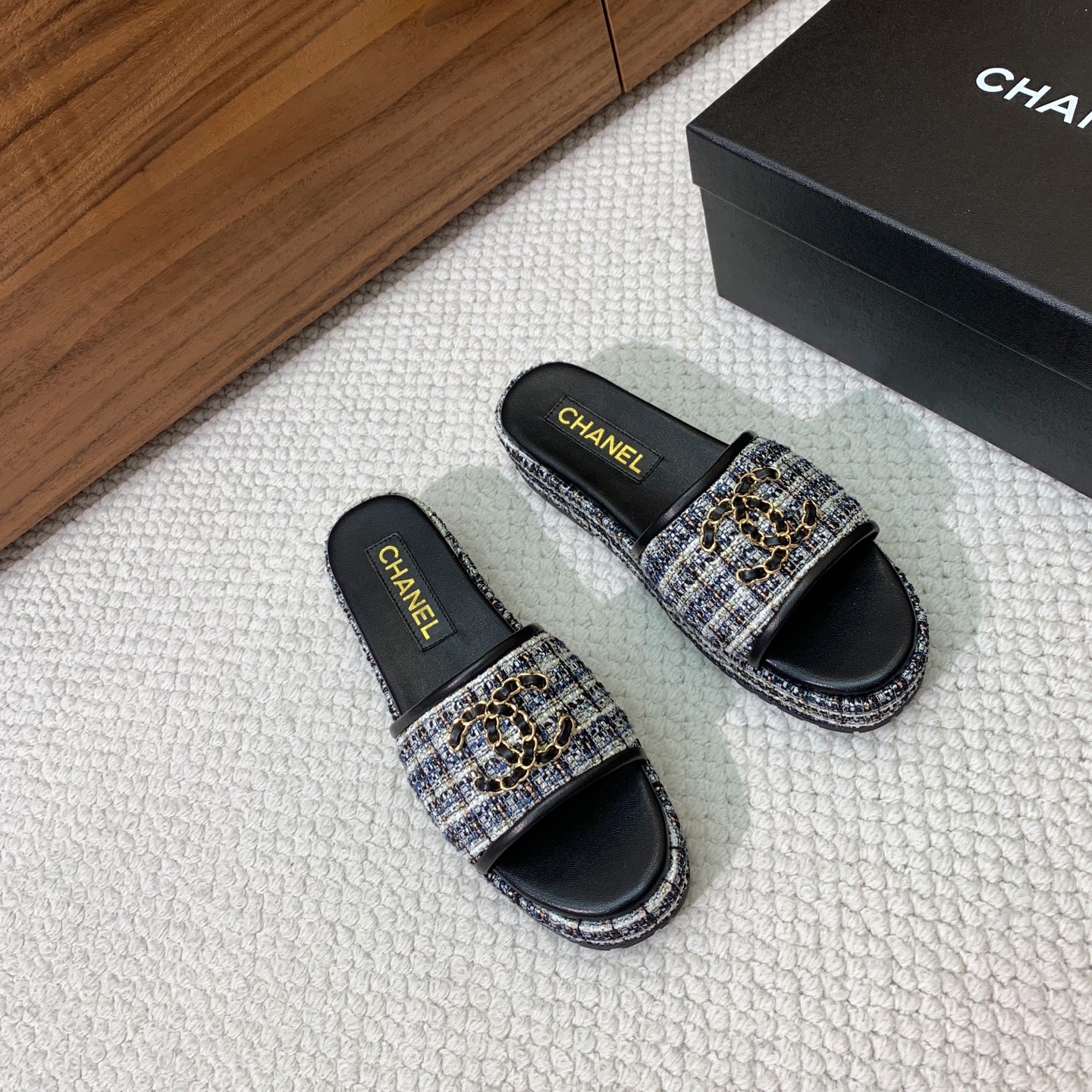 🔸Chan*l🔸千鸟格毛呢厚底拖鞋。这款超适合想要显高腿细的宝宝，是明目张胆的小心机。这个夏天一定要安排