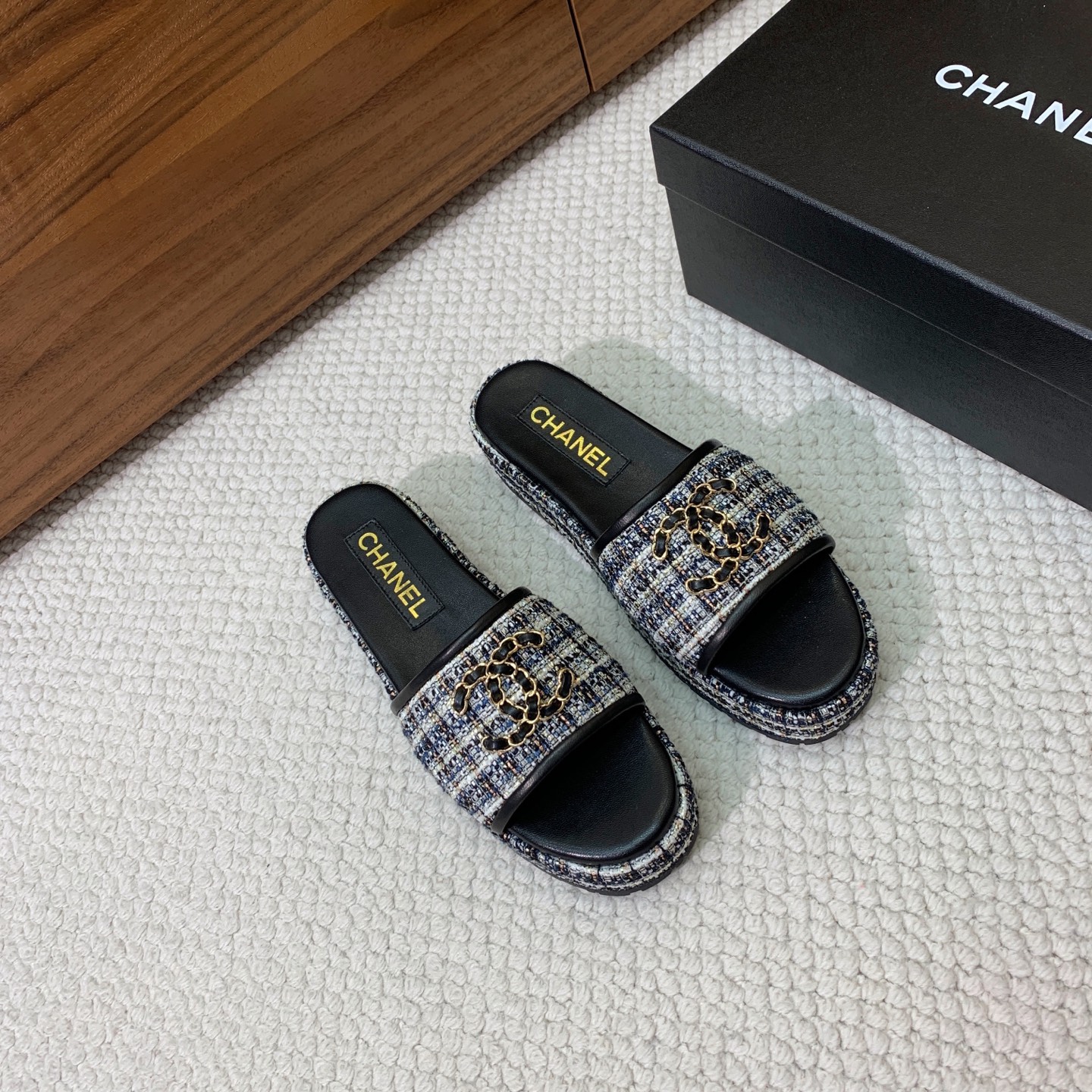 🔸Chan*l🔸千鸟格毛呢厚底拖鞋。这款超适合想要显高腿细的宝宝，是明目张胆的小心机。这个夏天一定要安排