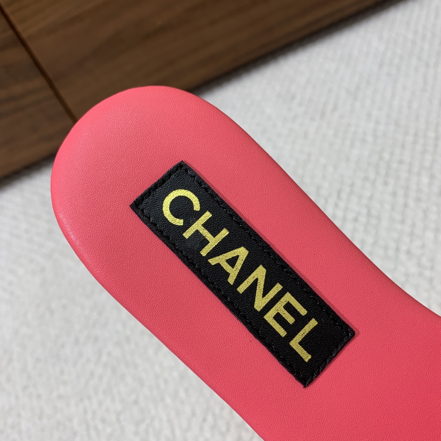 🔸Chan*l🔸平底面包拖鞋。浓浓的中古典雅气息。鞋面定制进口小羊皮，真皮大底。
码数：35-40（40