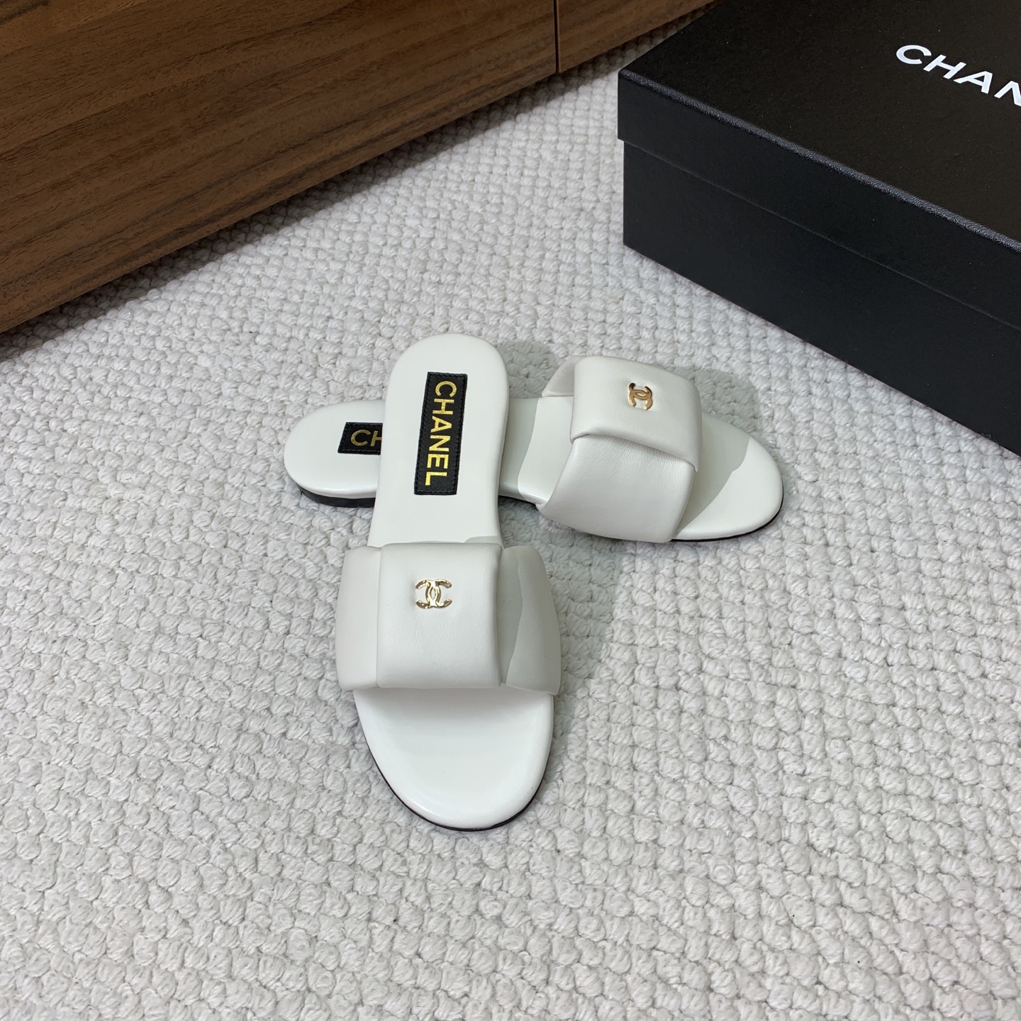 🔸Chan*l🔸平底面包拖鞋。浓浓的中古典雅气息。鞋面定制进口小羊皮，真皮大底。
码数：35-40（40