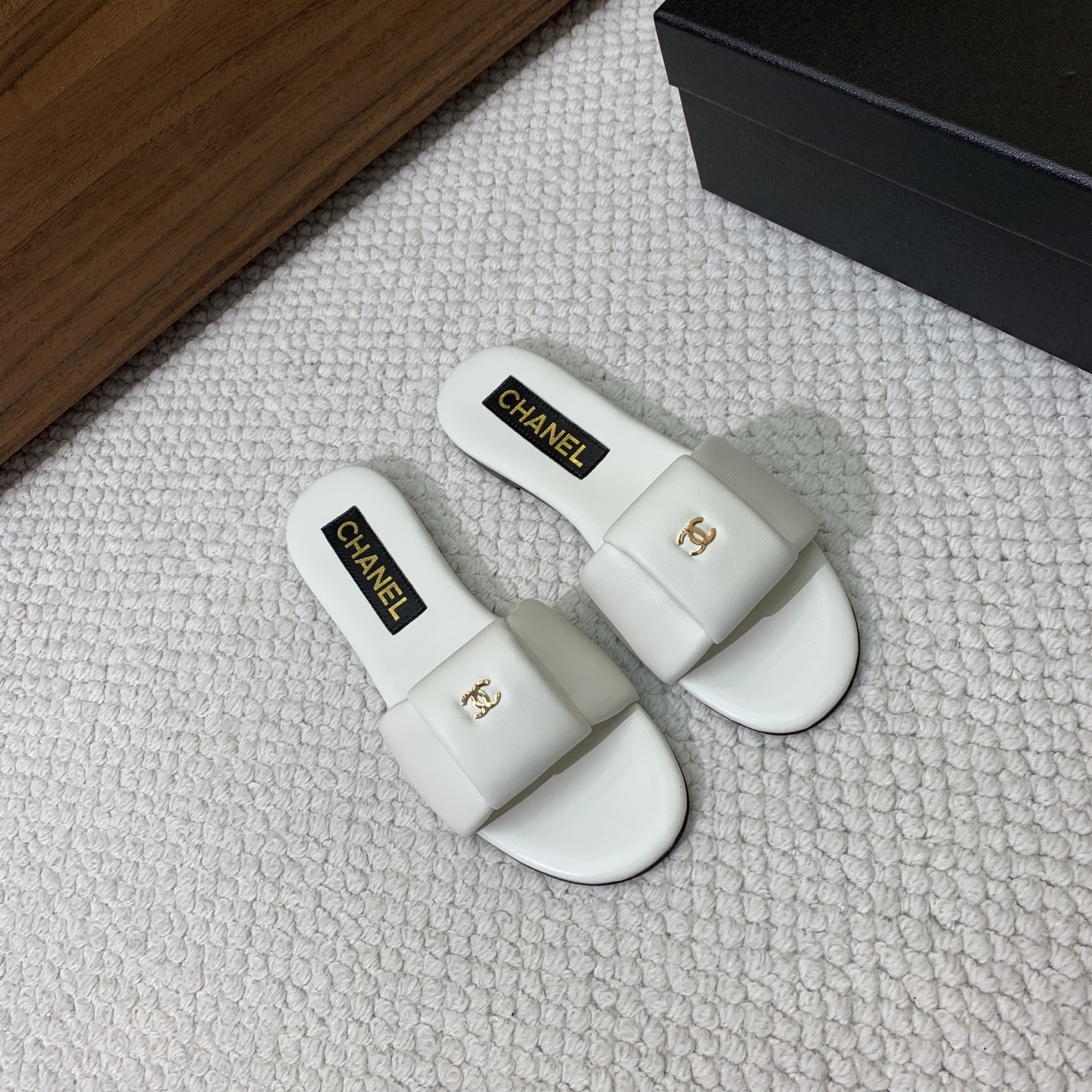 🔸Chan*l🔸平底面包拖鞋。浓浓的中古典雅气息。鞋面定制进口小羊皮，真皮大底。
码数：35-40（40