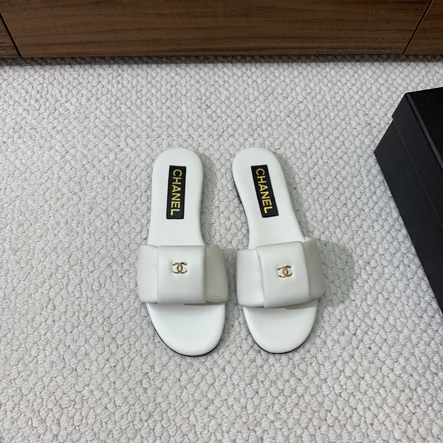 🔸Chan*l🔸平底面包拖鞋。浓浓的中古典雅气息。鞋面定制进口小羊皮，真皮大底。
码数：35-40（40