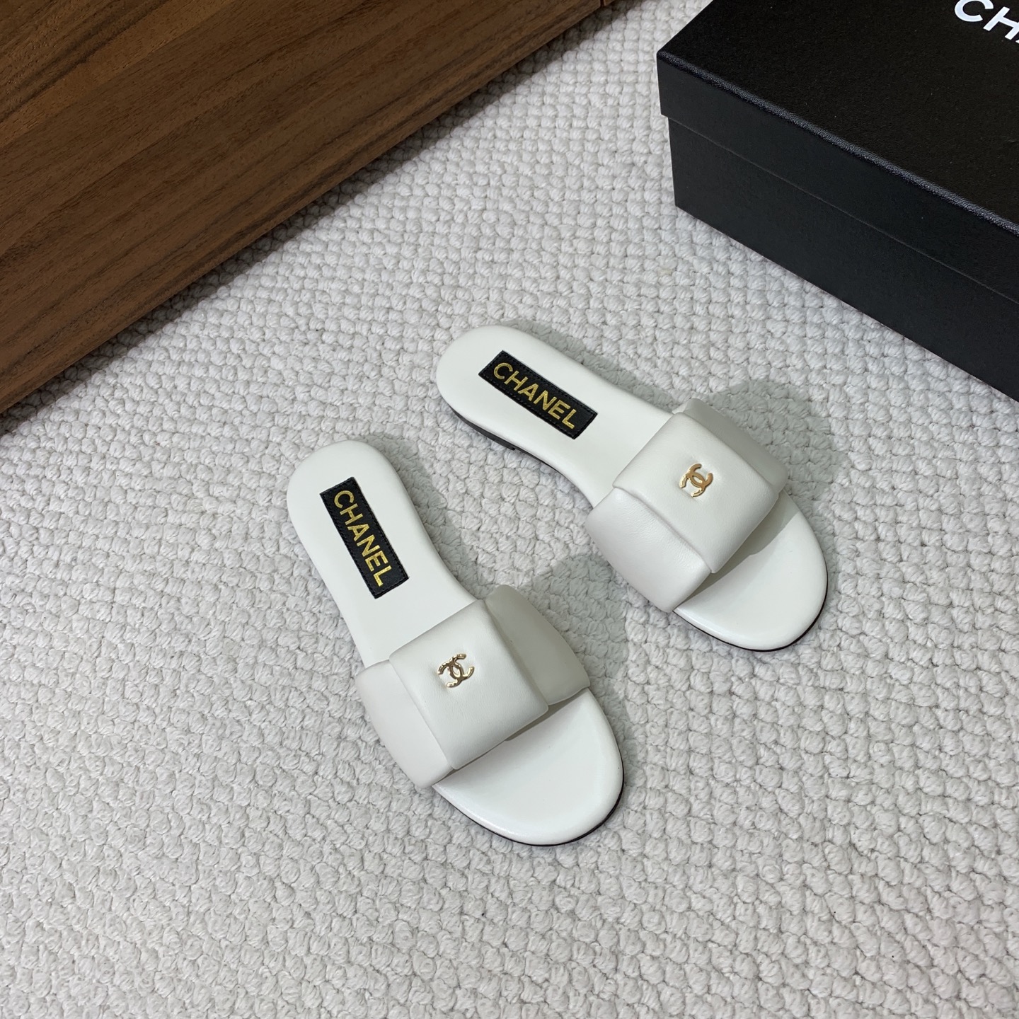 🔸Chan*l🔸平底面包拖鞋。浓浓的中古典雅气息。鞋面定制进口小羊皮，真皮大底。
码数：35-40（40