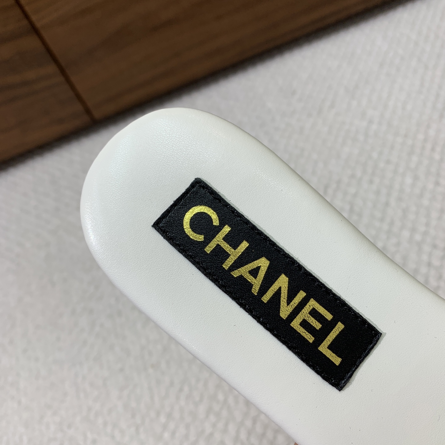 🔸Chan*l🔸平底面包拖鞋。浓浓的中古典雅气息。鞋面定制进口小羊皮，真皮大底。
码数：35-40（40