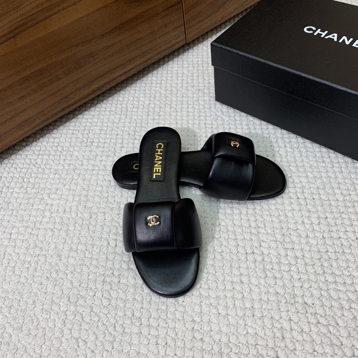 🔸Chan*l🔸平底面包拖鞋。浓浓的中古典雅气息。鞋面定制进口小羊皮，真皮大底。
码数：35-40（40