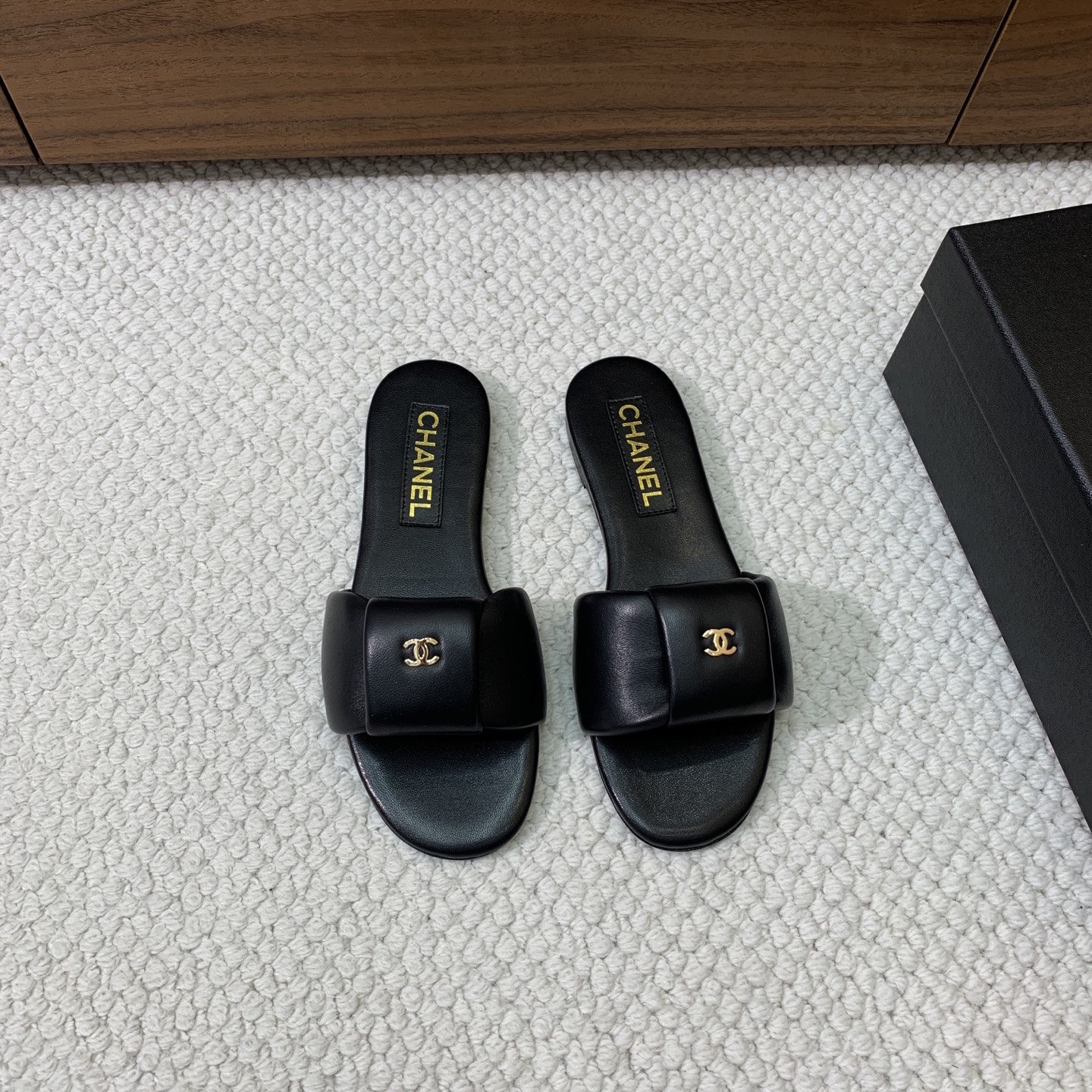 🔸Chan*l🔸平底面包拖鞋。浓浓的中古典雅气息。鞋面定制进口小羊皮，真皮大底。
码数：35-40（40