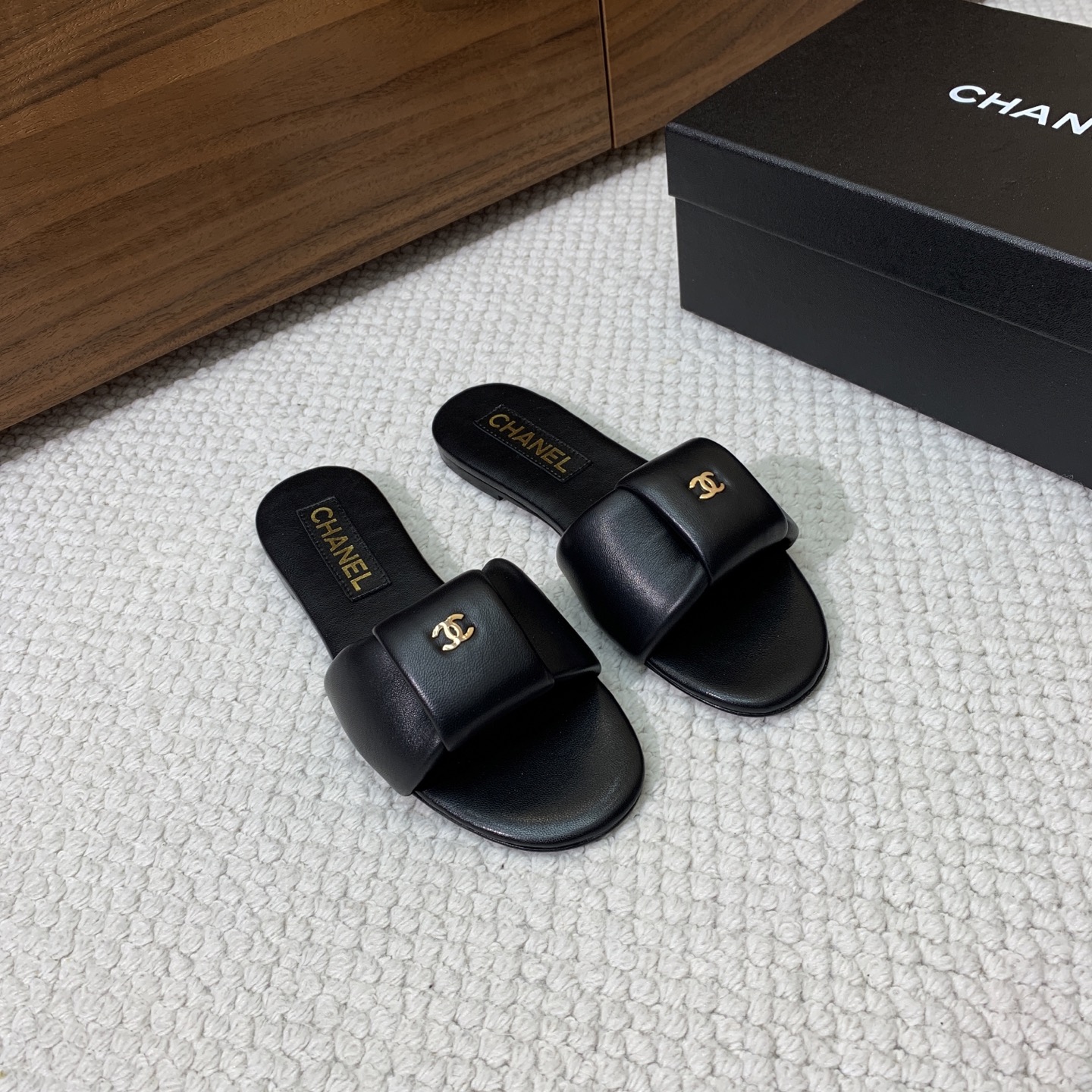 🔸Chan*l🔸平底面包拖鞋。浓浓的中古典雅气息。鞋面定制进口小羊皮，真皮大底。
码数：35-40（40