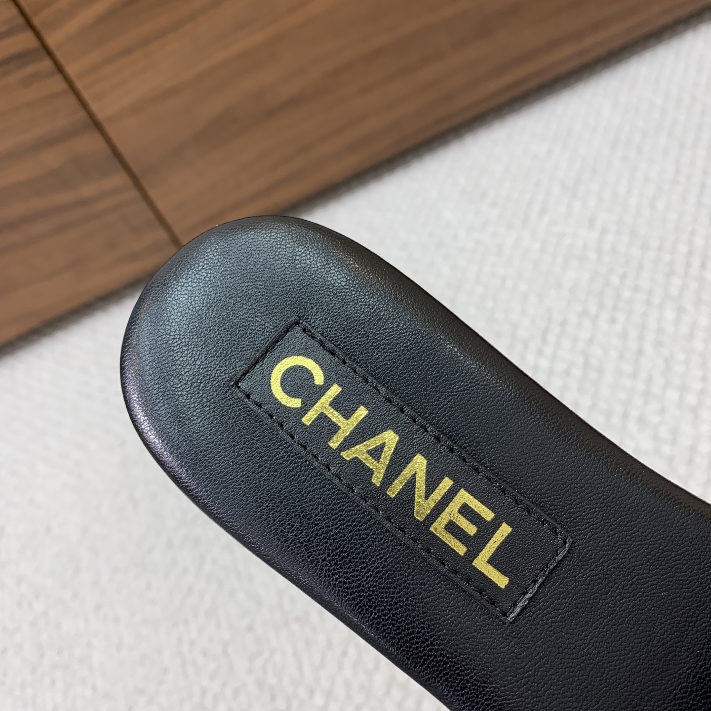 🔸Chan*l🔸平底面包拖鞋。浓浓的中古典雅气息。鞋面定制进口小羊皮，真皮大底。
码数：35-40（40