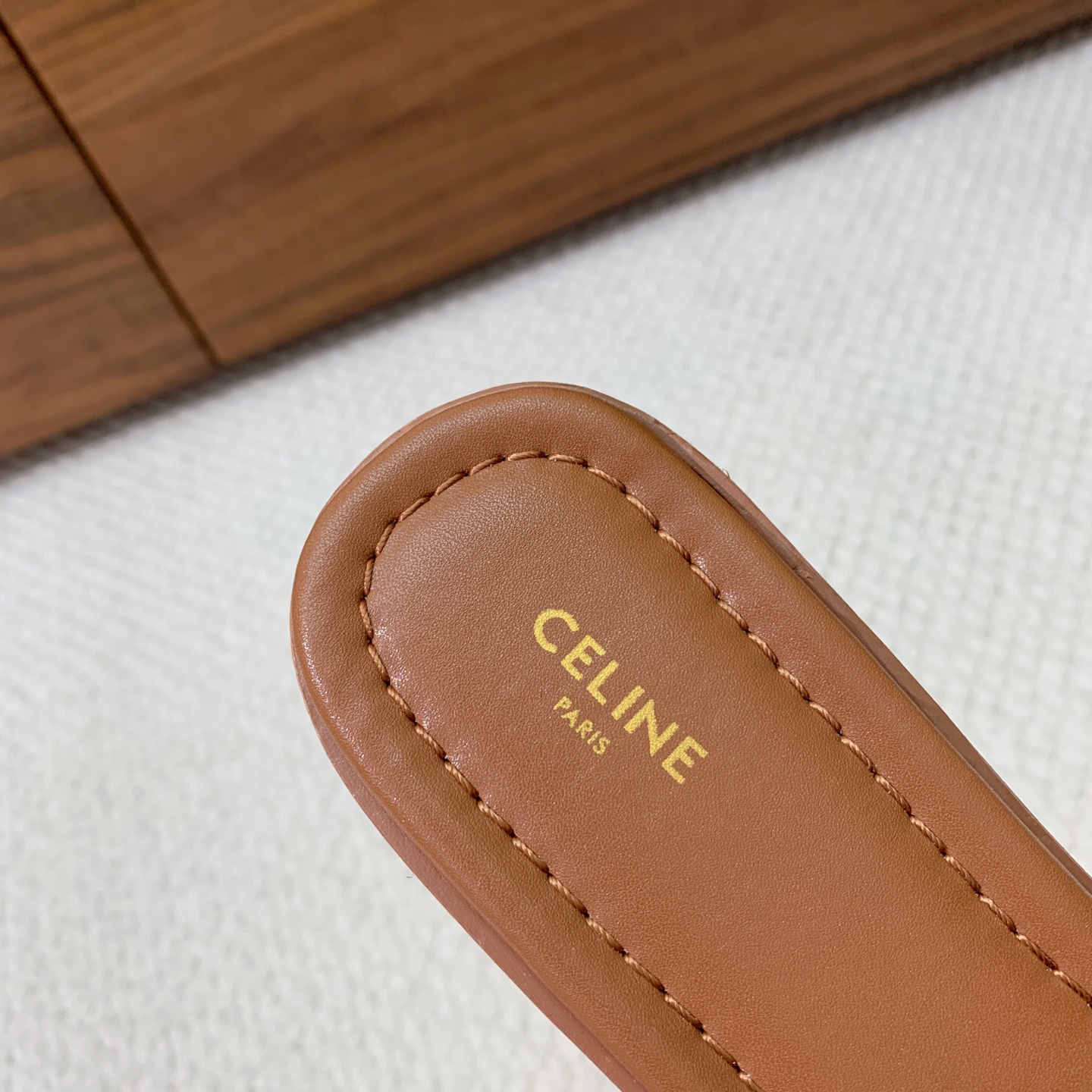 🔸CELI*E🔸凯旋门平底拖鞋。优雅而不过时
鞋型的设计非常显脚瘦。无论是搭配牛仔裤还是半裙 完全hol