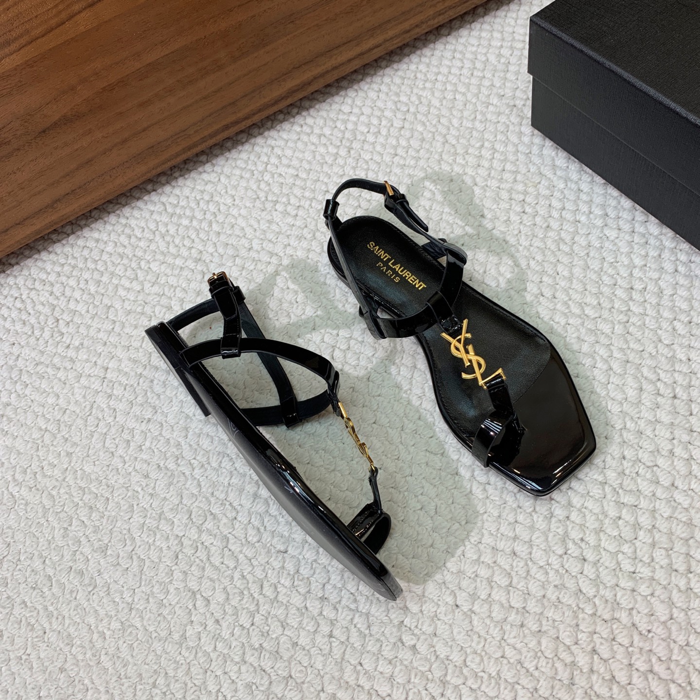 🔸SAINT LAUREN*🔸字母扣方头平底凉鞋。整个版型包括金属制品等细节别具一格让人眼前一亮，鞋面漆