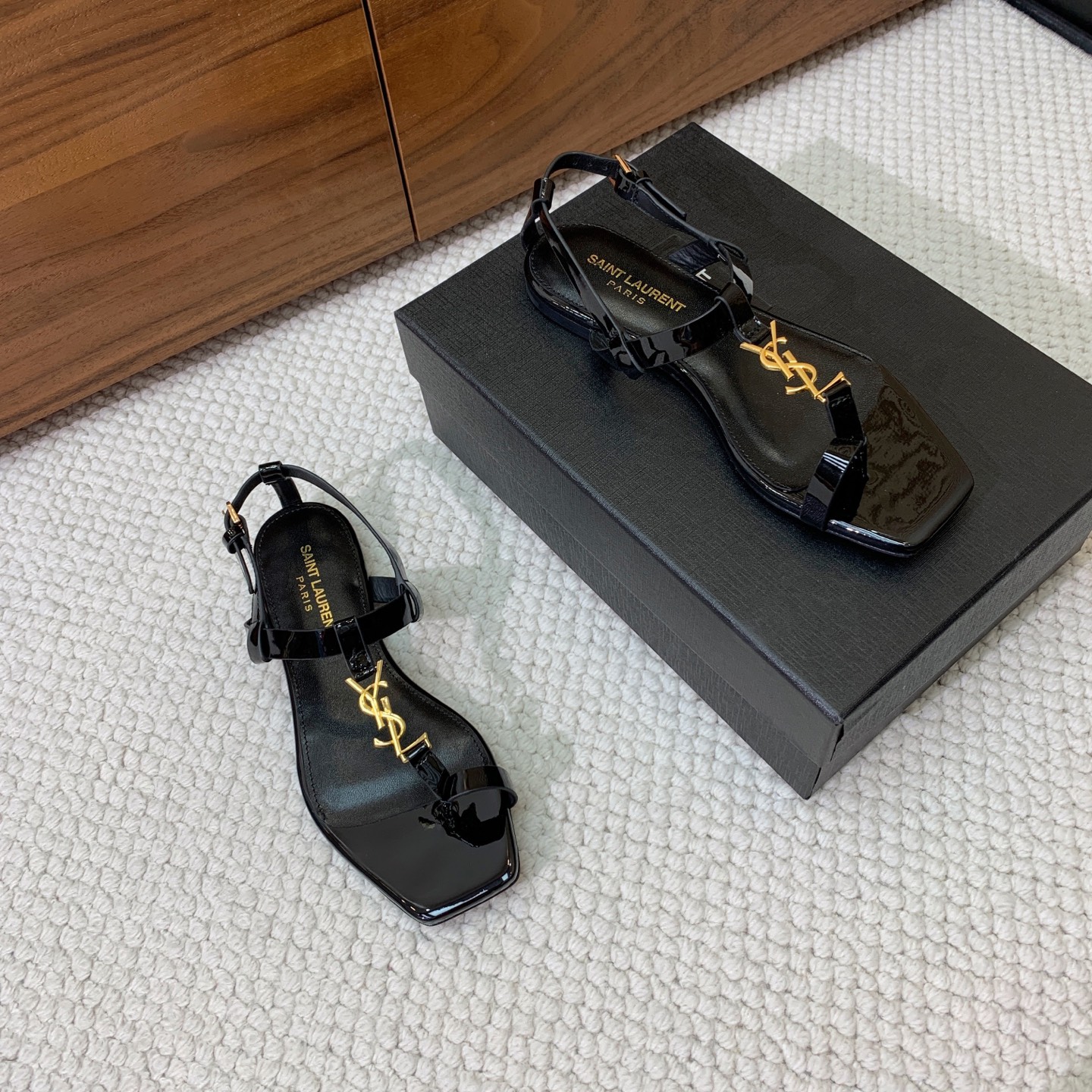 🔸SAINT LAUREN*🔸字母扣方头平底凉鞋。整个版型包括金属制品等细节别具一格让人眼前一亮，鞋面漆