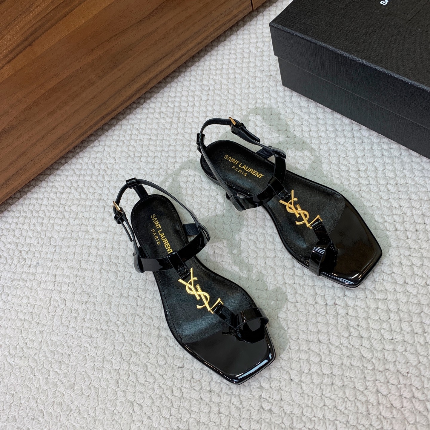 🔸SAINT LAUREN*🔸字母扣方头平底凉鞋。整个版型包括金属制品等细节别具一格让人眼前一亮，鞋面漆