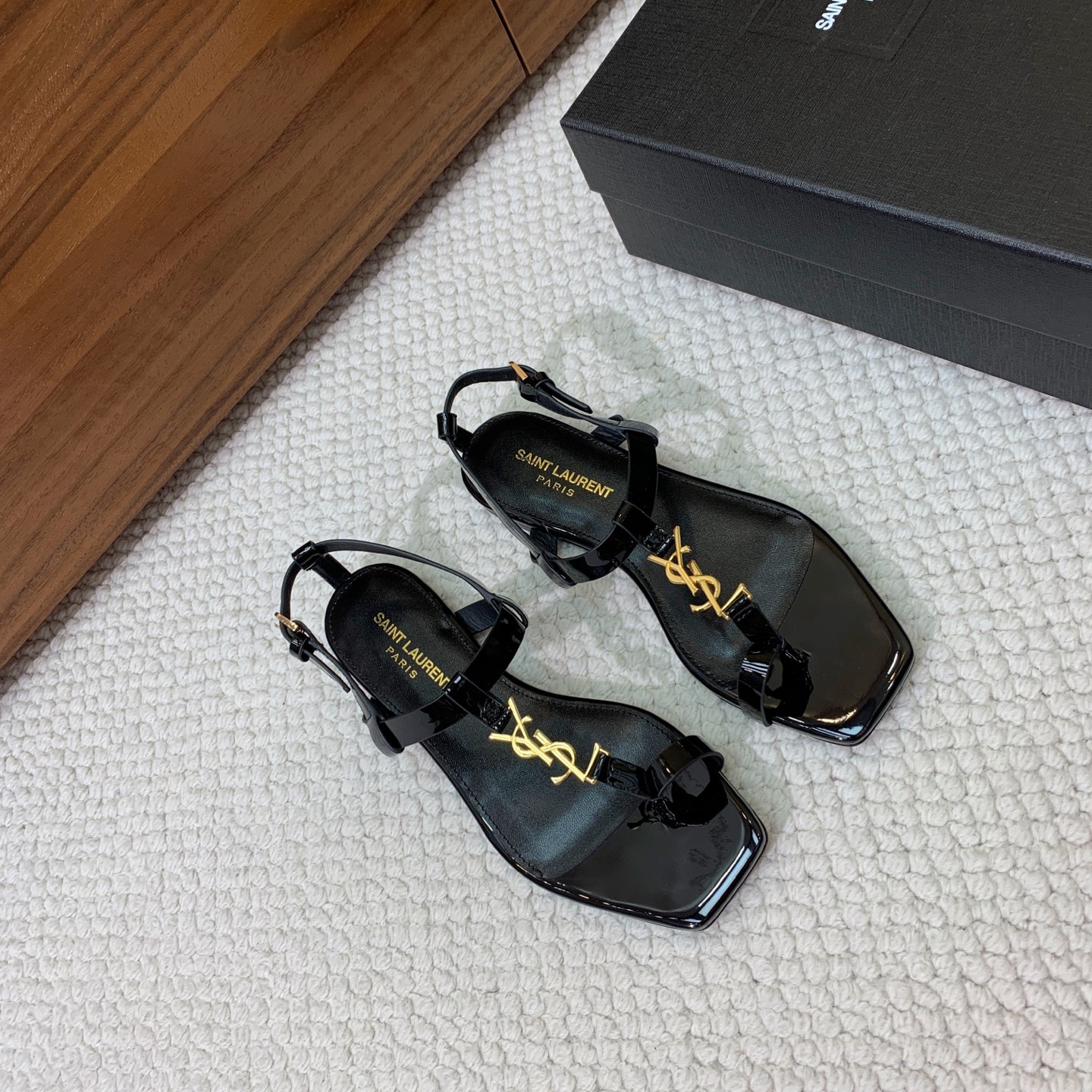 🔸SAINT LAUREN*🔸字母扣方头平底凉鞋。整个版型包括金属制品等细节别具一格让人眼前一亮，鞋面漆