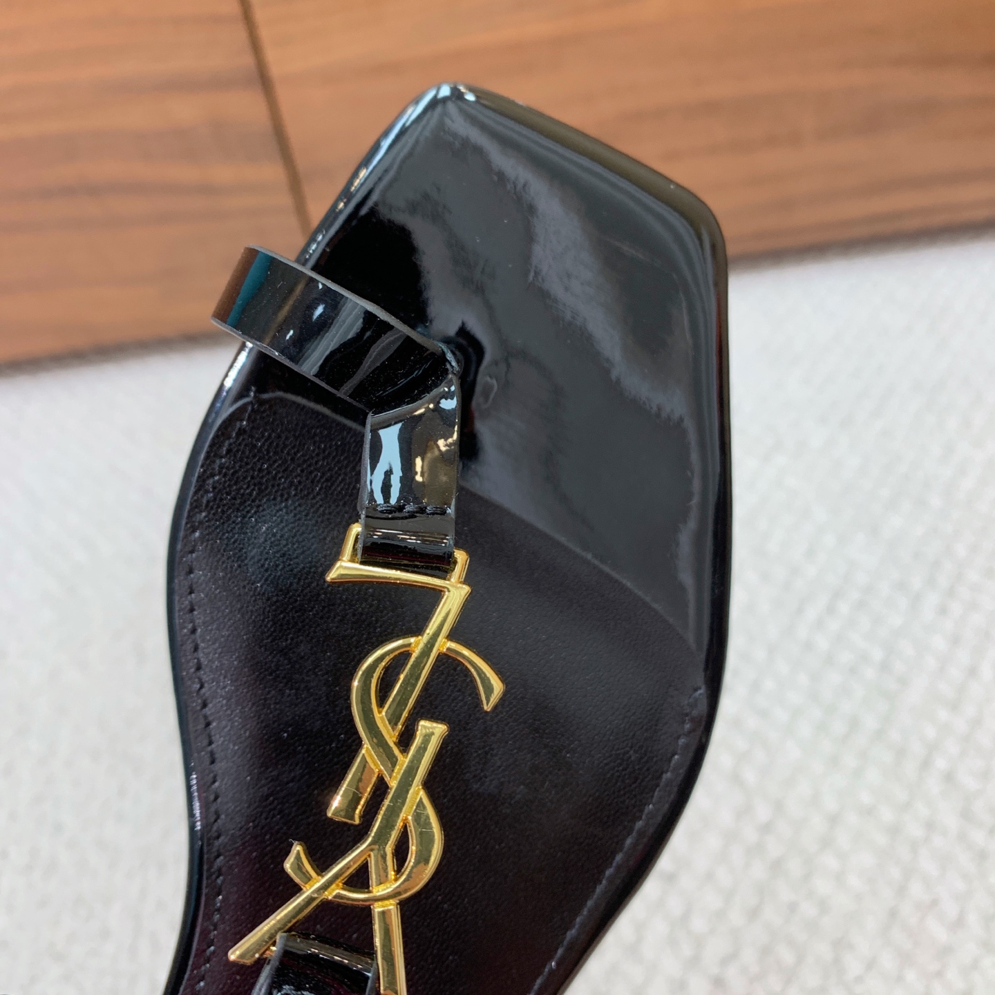 🔸SAINT LAUREN*🔸字母扣方头平底凉鞋。整个版型包括金属制品等细节别具一格让人眼前一亮，鞋面漆